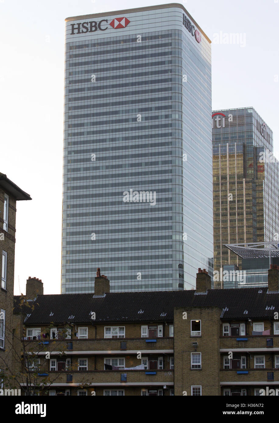 Un Tower Hamlets station wagon è raffigurato con HSBC torre di Canary Wharf in background in Londra. 16 nov. Foto Stock