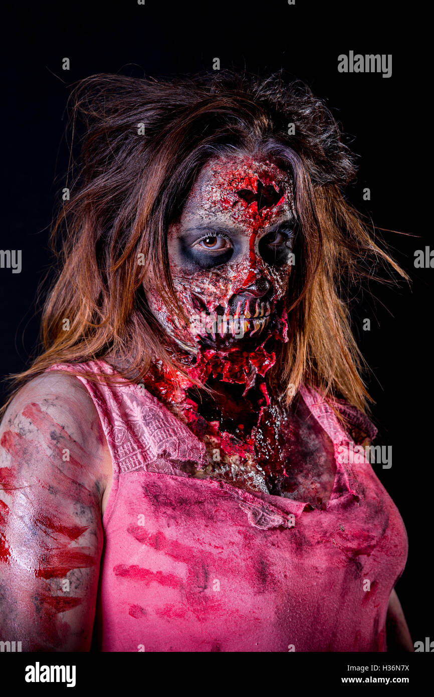 Ritratto di donna zombie fissando con sanguinosa trucco e protesi in  lattice Foto stock - Alamy