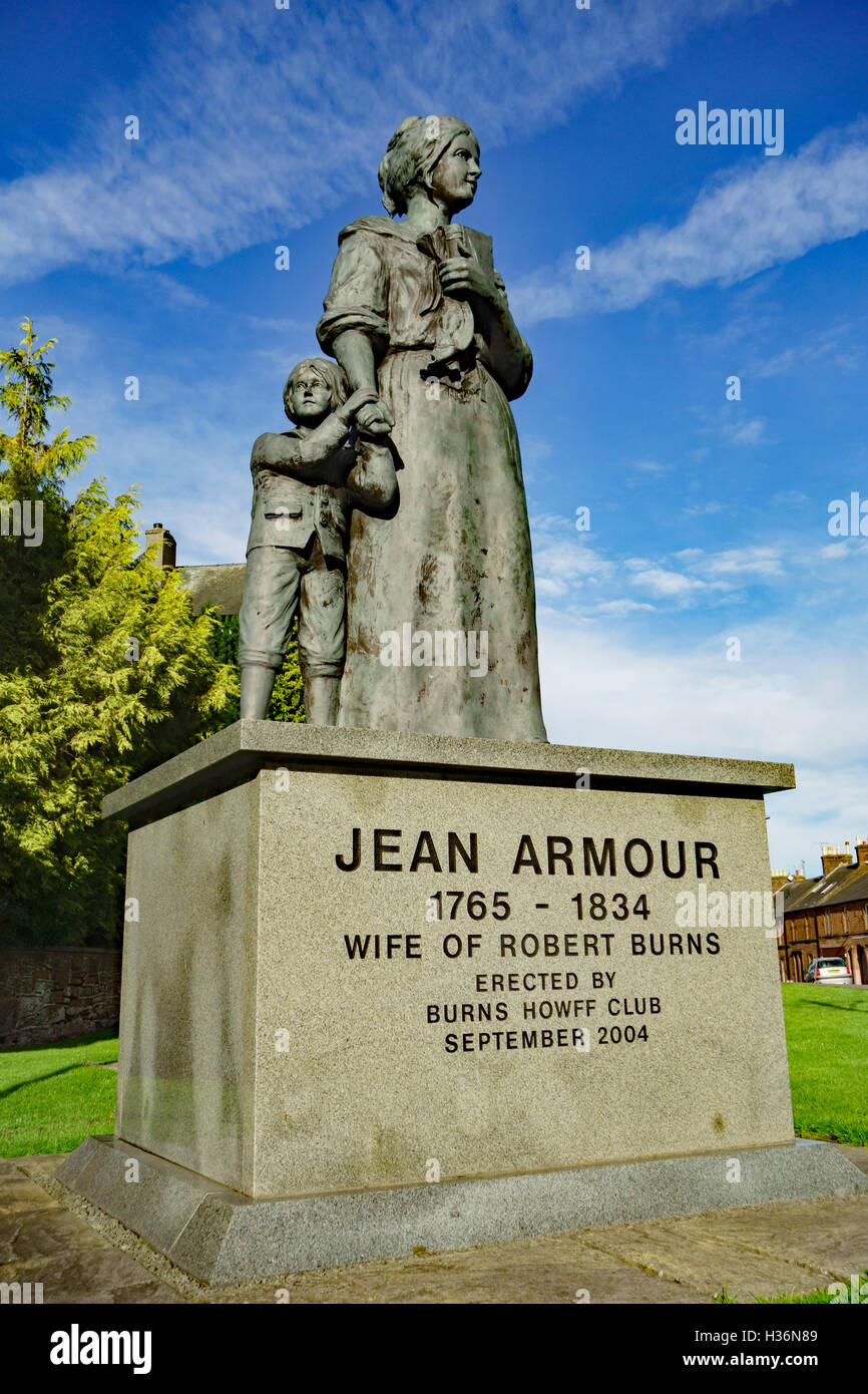 Statua di Jean Armour, moglie del poeta Robert Burns, a Dumfries, Scozia. Foto Stock