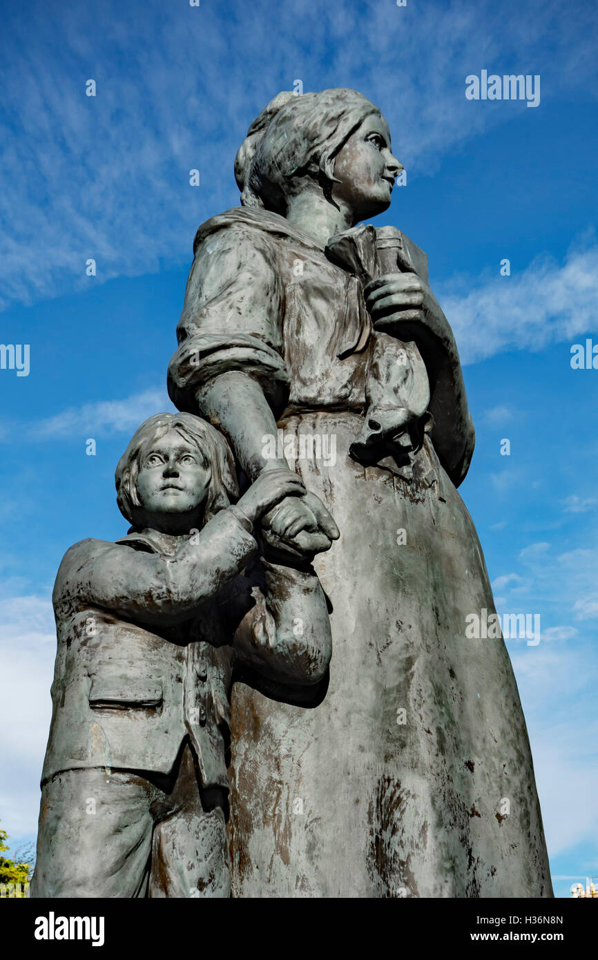 Statua di Jean Armour, moglie del poeta Robert Burns, a Dumfries, Scozia. Foto Stock