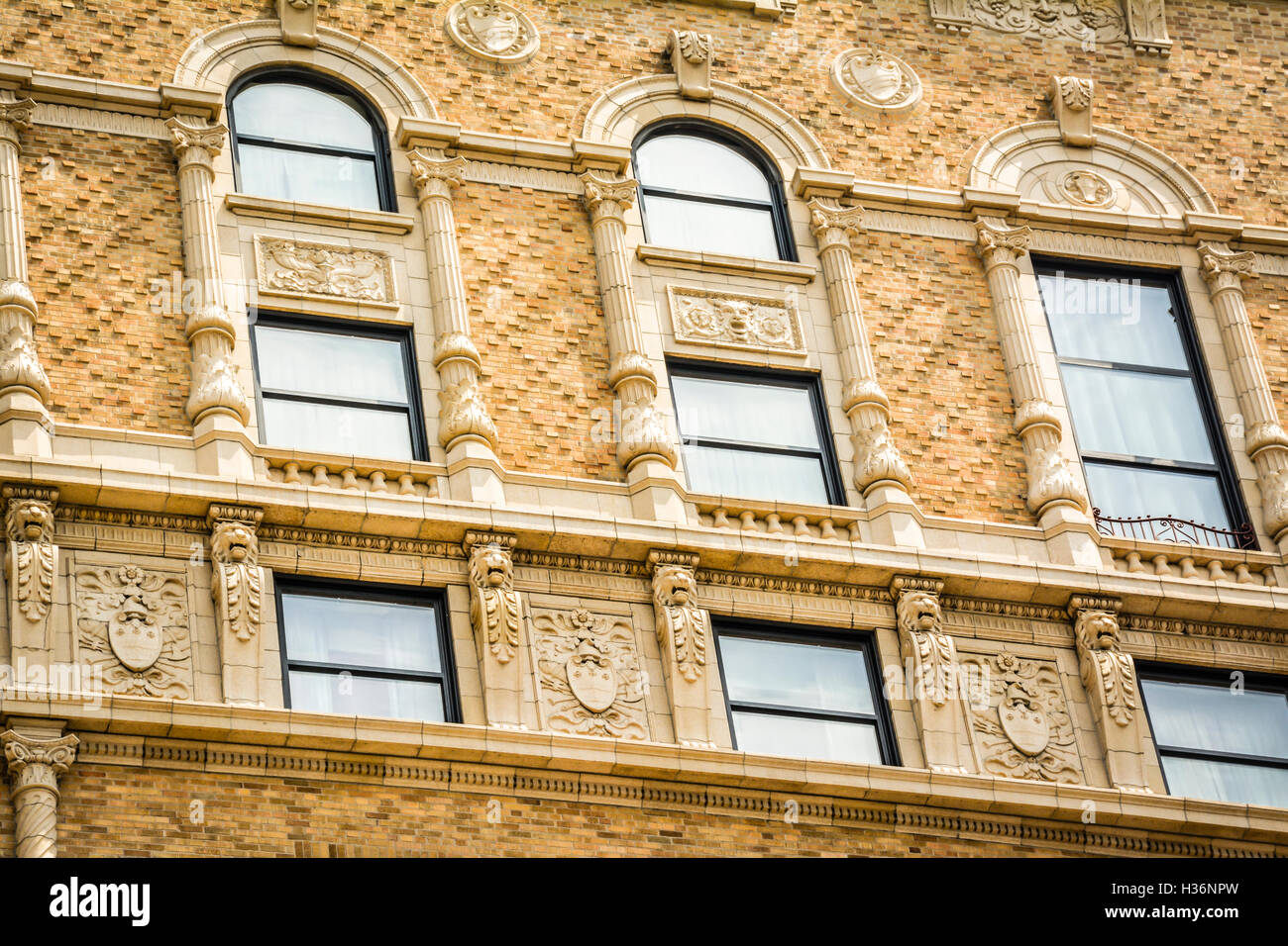 Un dettaglio del rinascimento italiano edificio, The Peabody Hotel, vicino a Beale Street nel centro di Memphis, TN Foto Stock