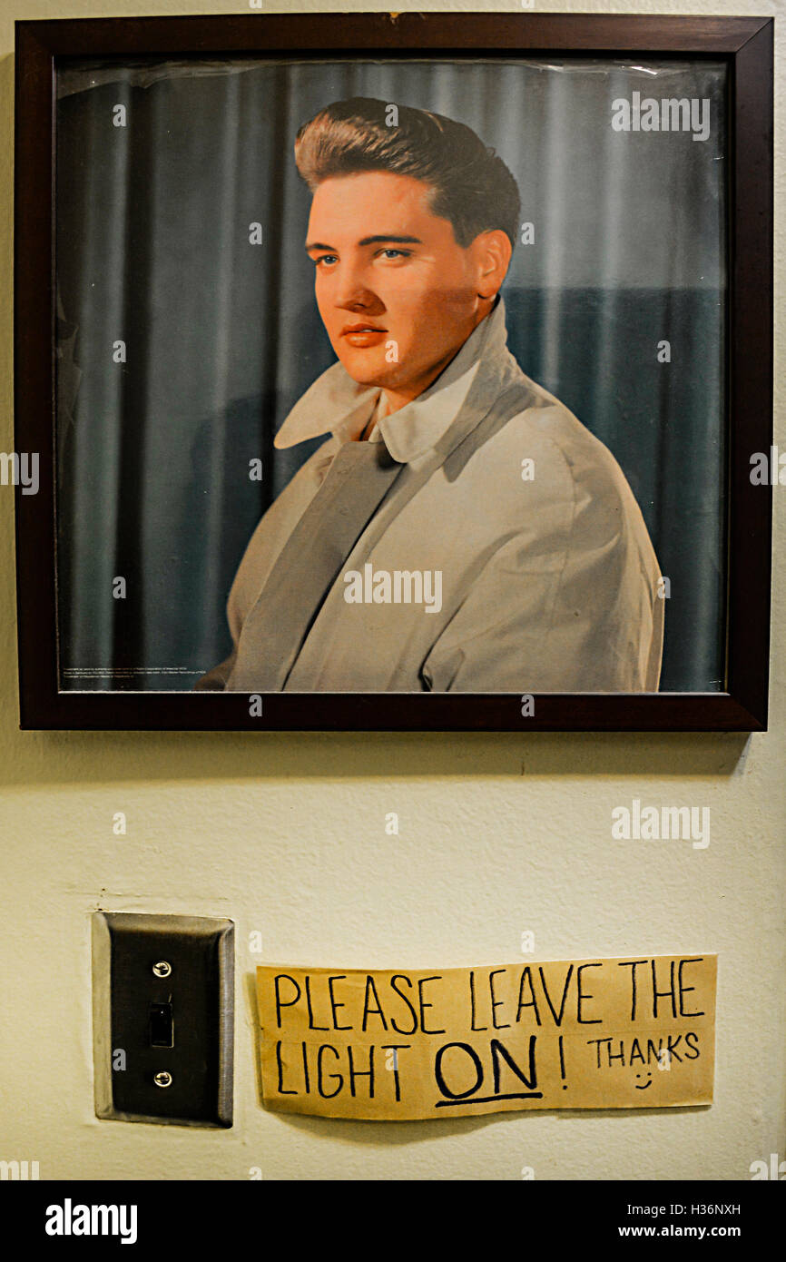 Incorniciata, sbiadita, foto a colori di Elvis Presley sulla parete del Sun Studio a Memphis, TN con un cartello scritto a mano che indica: 'Please leave the Light on!' Foto Stock