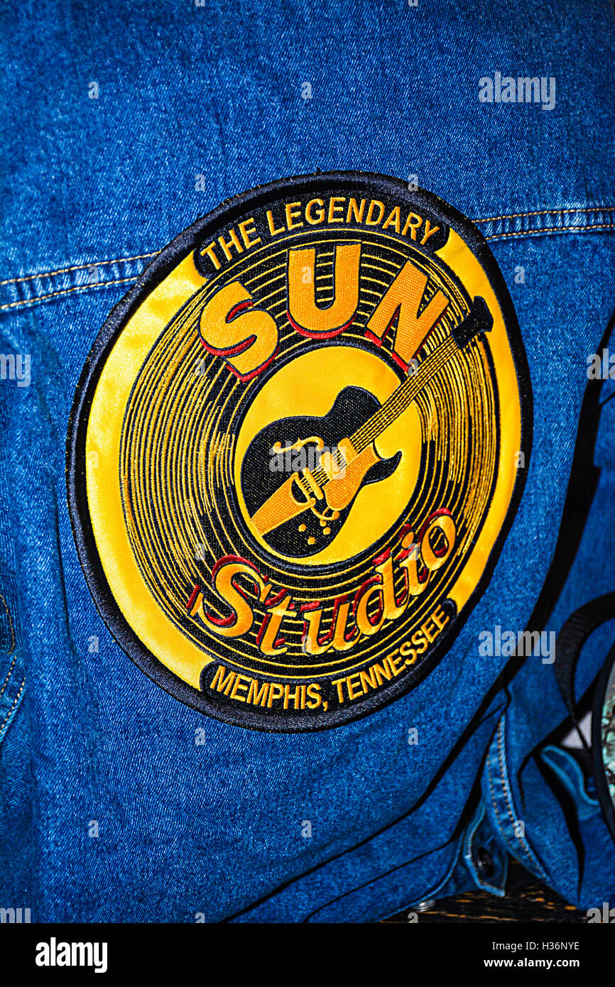 Retro di una camicia di denim display interno leggendario Record di Sun Studio mostra etichetta iconica del Sun Studio con chitarra in Memphis TN Foto Stock