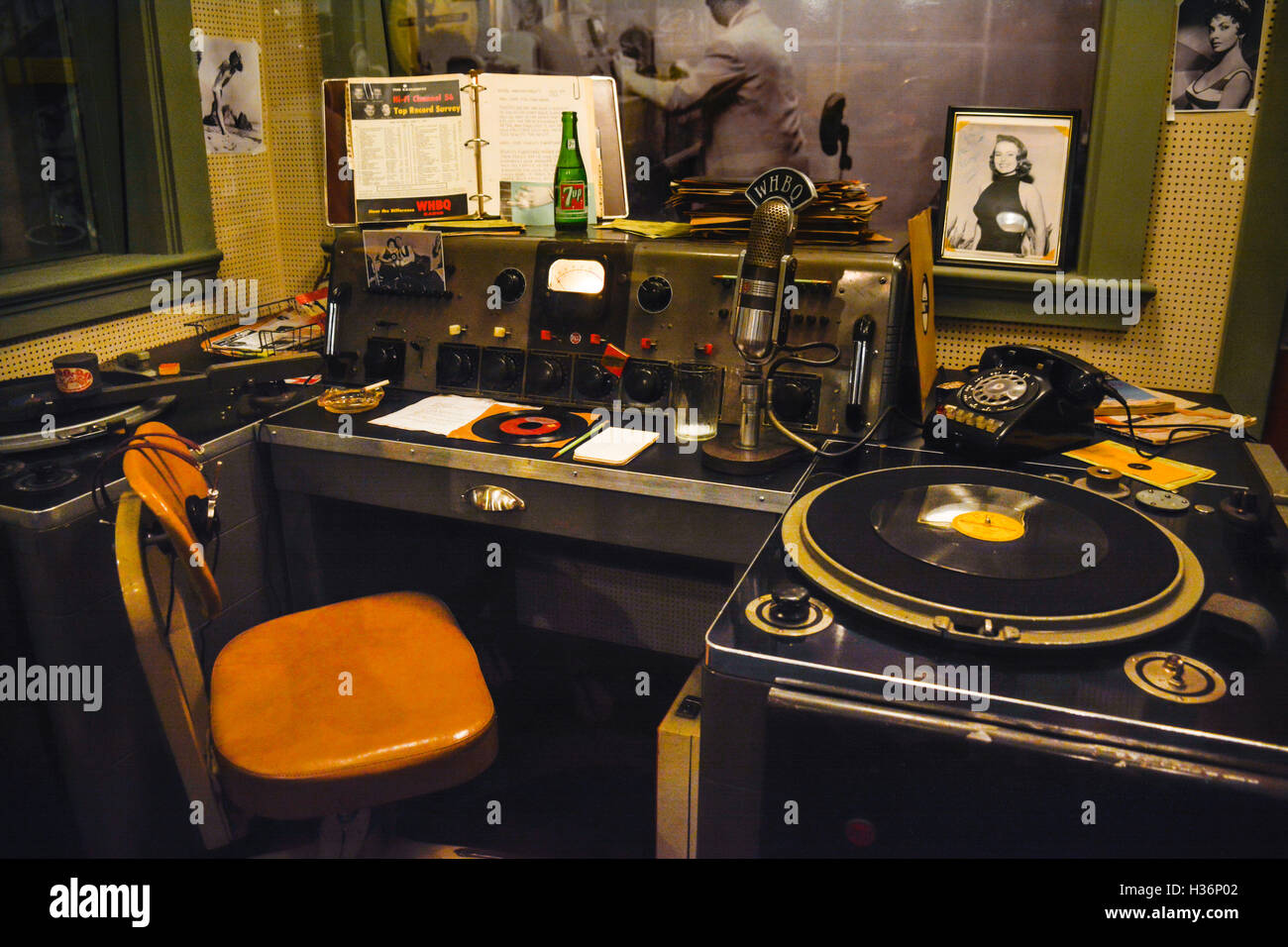 All'interno di Sam Phillips registrazione vintage stand pieno di attrezzature e giradischi & foto a Sun Records Studio in Memphis TN Foto Stock