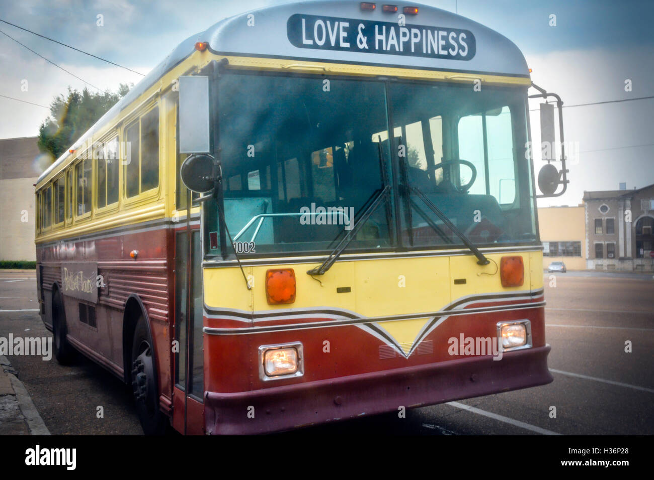 Un Backbeat Tours, retro rosso e giallo "Amore e felicità" hippie bus sotto la pioggia davanti a Sun Studio, Memphis, TN Foto Stock