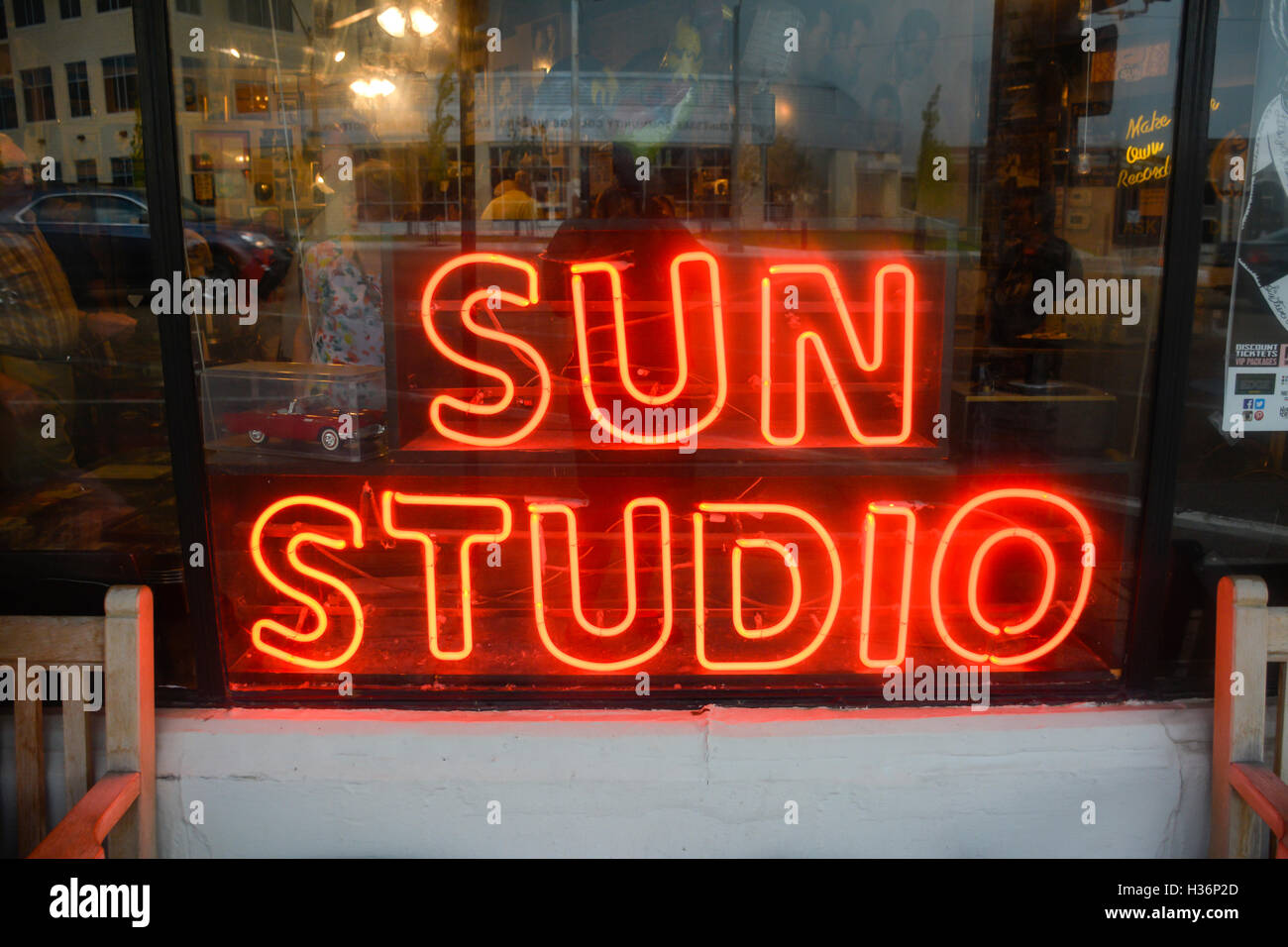 L'esterno alla vetrina di Sun Studio con neon rosso segnaletica luci alla sera a Memphis, TN Foto Stock