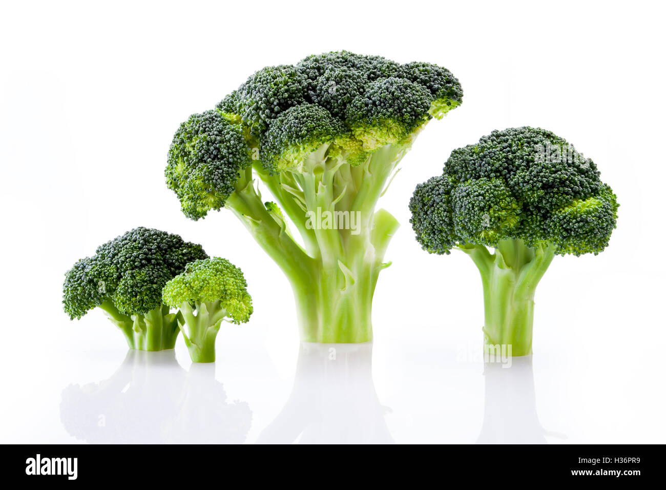 Quattro broccoli su bianco Foto Stock