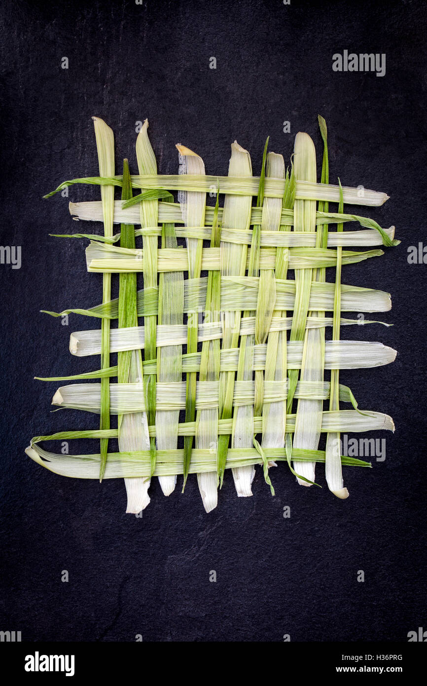 Corn buccia di vimini patern sull'ardesia Foto Stock