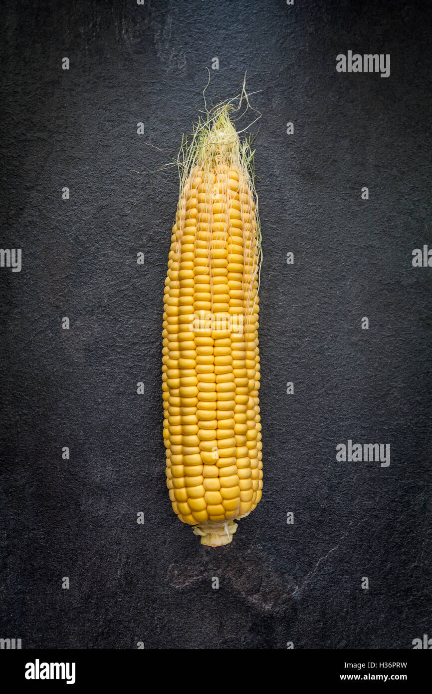 Orecchio di mais su lavagna Foto Stock