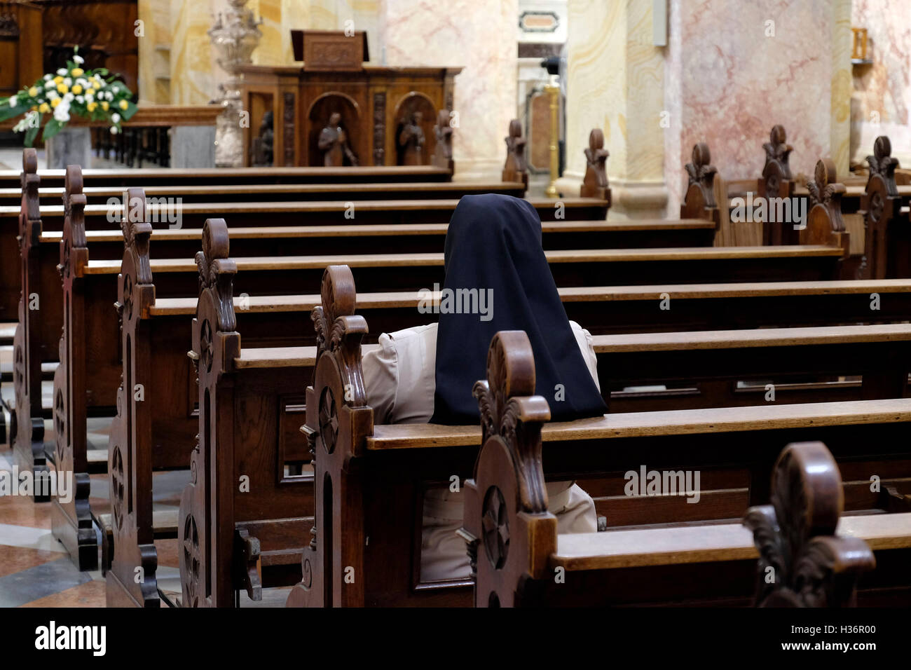 Una suora all'interno di San Salvatore la Parrocchiale latina nella città vecchia di Gerusalemme Est Israele Foto Stock