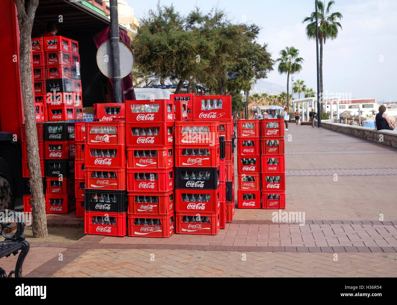 Carrello per la consegna e la Coca Cola bottiglie in casse di plastica bloccando street. Spagna. Foto Stock