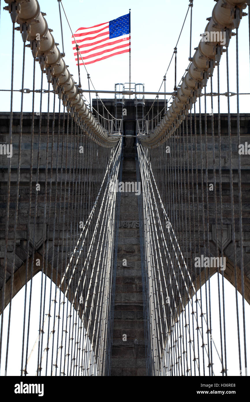 Noi sulla sommità della torre neogotico del Ponte di Brooklyn con sospensione di cavi di acciaio in primo piano. New York City,USA Foto Stock