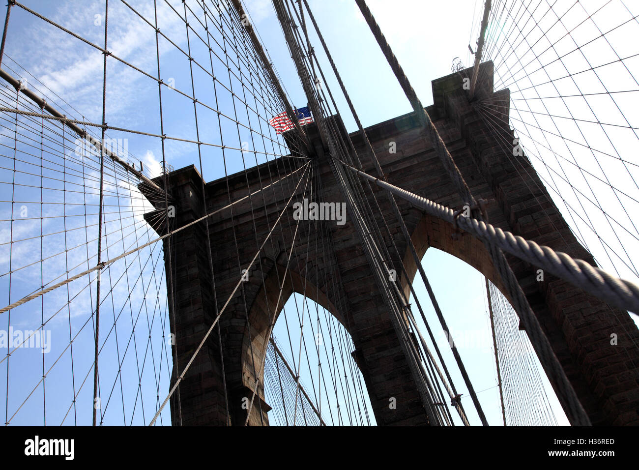 Sospensione di cavi di acciaio del ponte di Brooklyn con il neo-gotica torre del ponte nella rassegna.New York City, Stati Uniti d'America Foto Stock