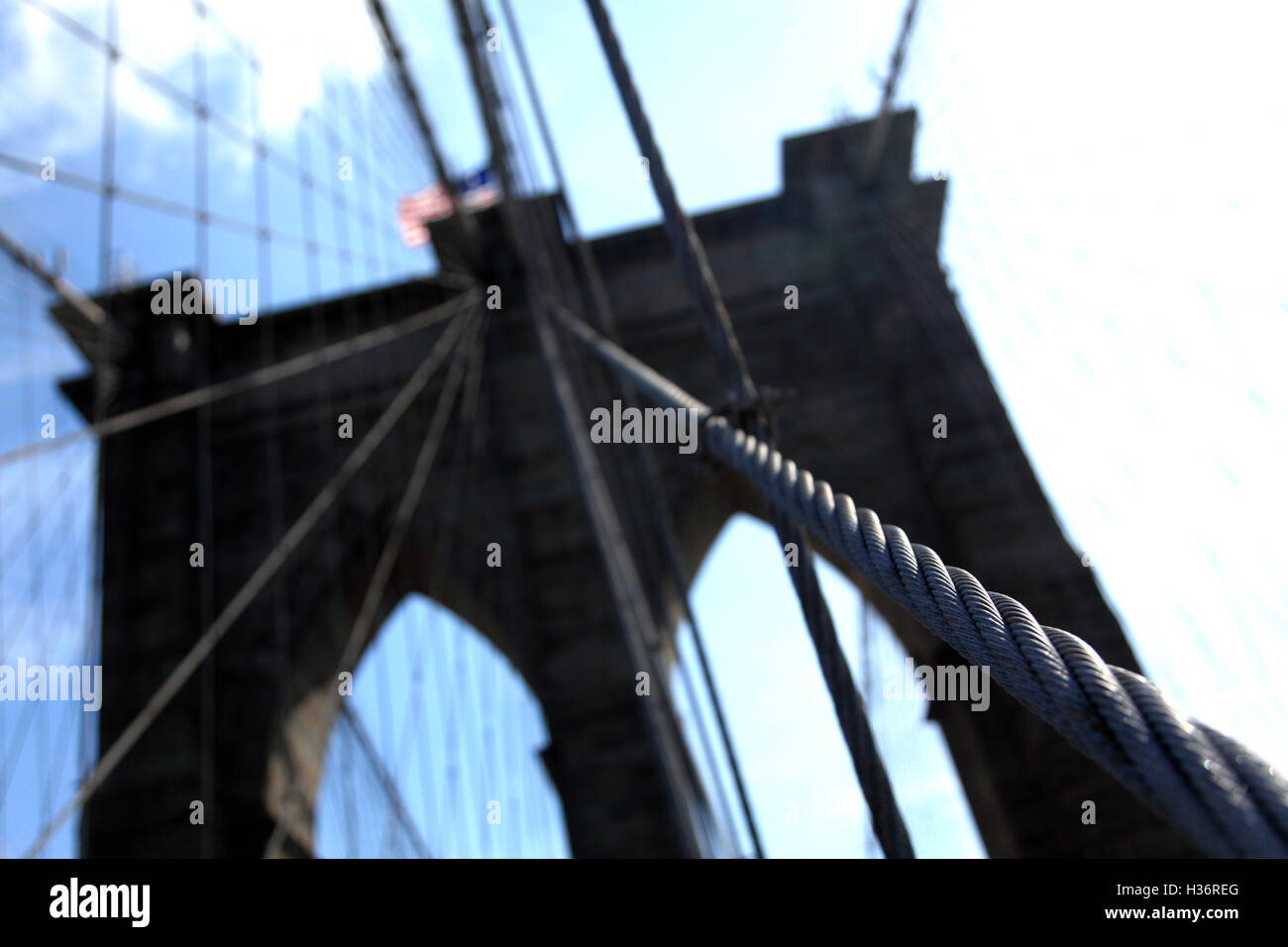 Sospensione di cavi di acciaio del ponte di Brooklyn con il neo-gotica torre del ponte nella rassegna.New York City, Stati Uniti d'America Foto Stock
