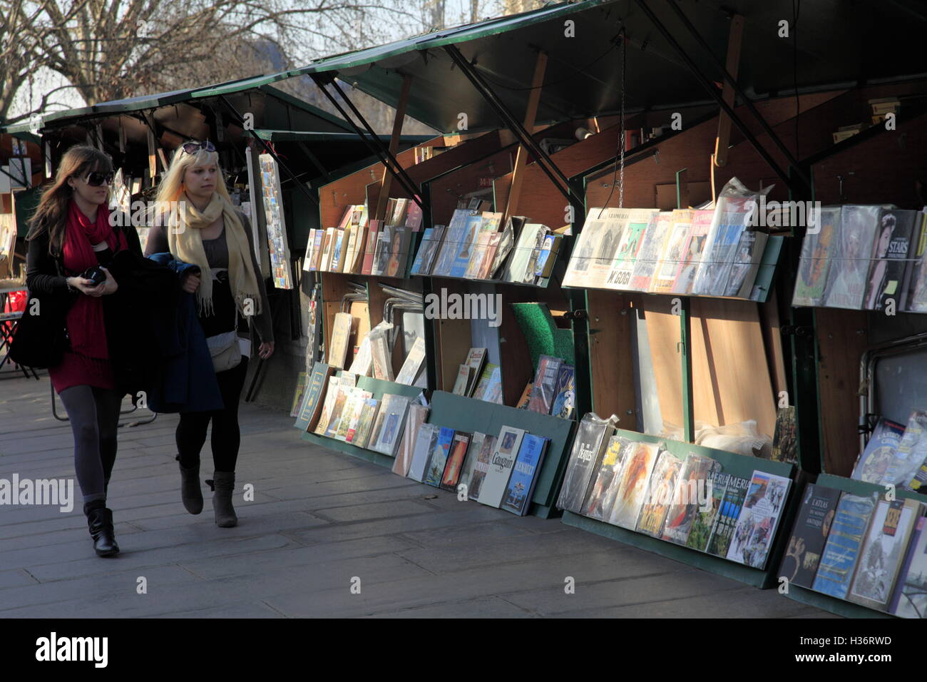 Antiquariato e libri di seconda mano in vendita lungo la riva del fiume Senna. Parigi. Francia Foto Stock