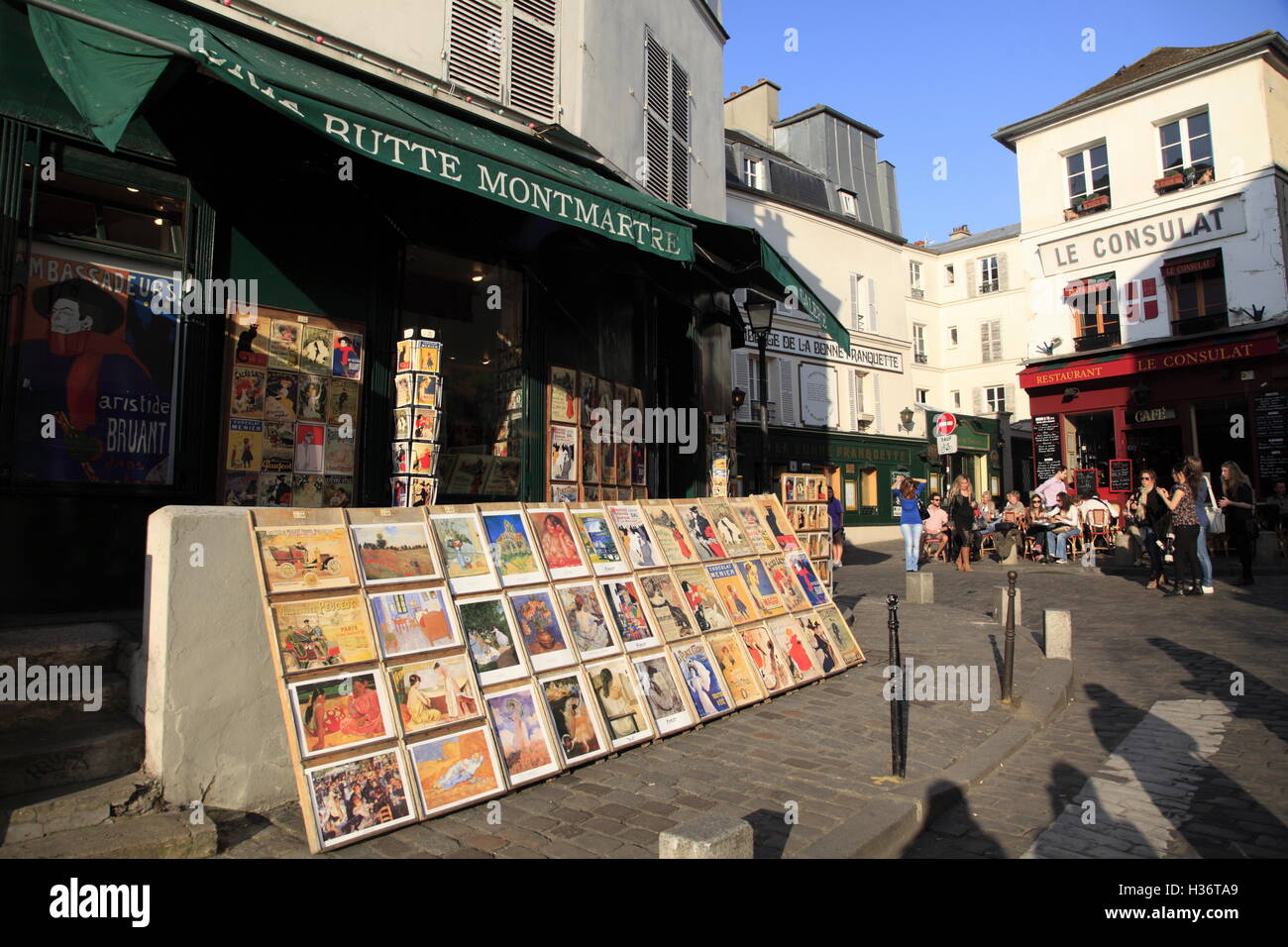 Riprodotto poster vintage in vendita sulla strada di Montmartre.paris.Francia Foto Stock