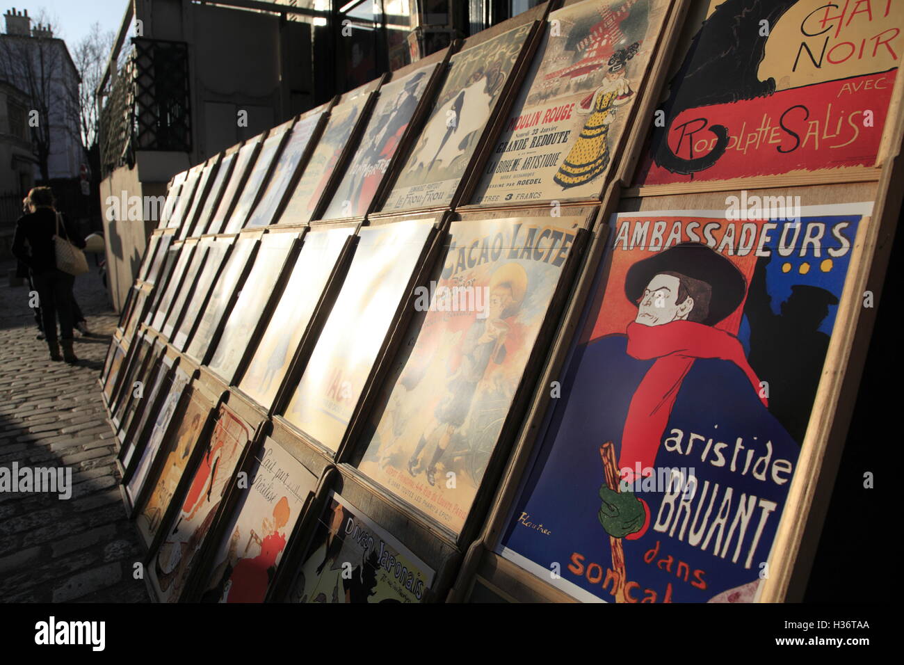 Riprodotto poster vintage in vendita sulla strada di Montmartre.paris.Francia Foto Stock