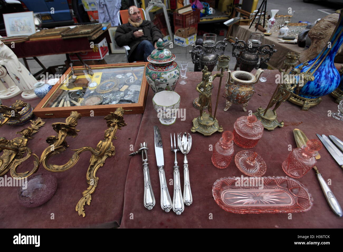Antiquariato e secondo le merci in vendita in Porte de Vanves mercato delle pulci. Parigi. Francia Foto Stock