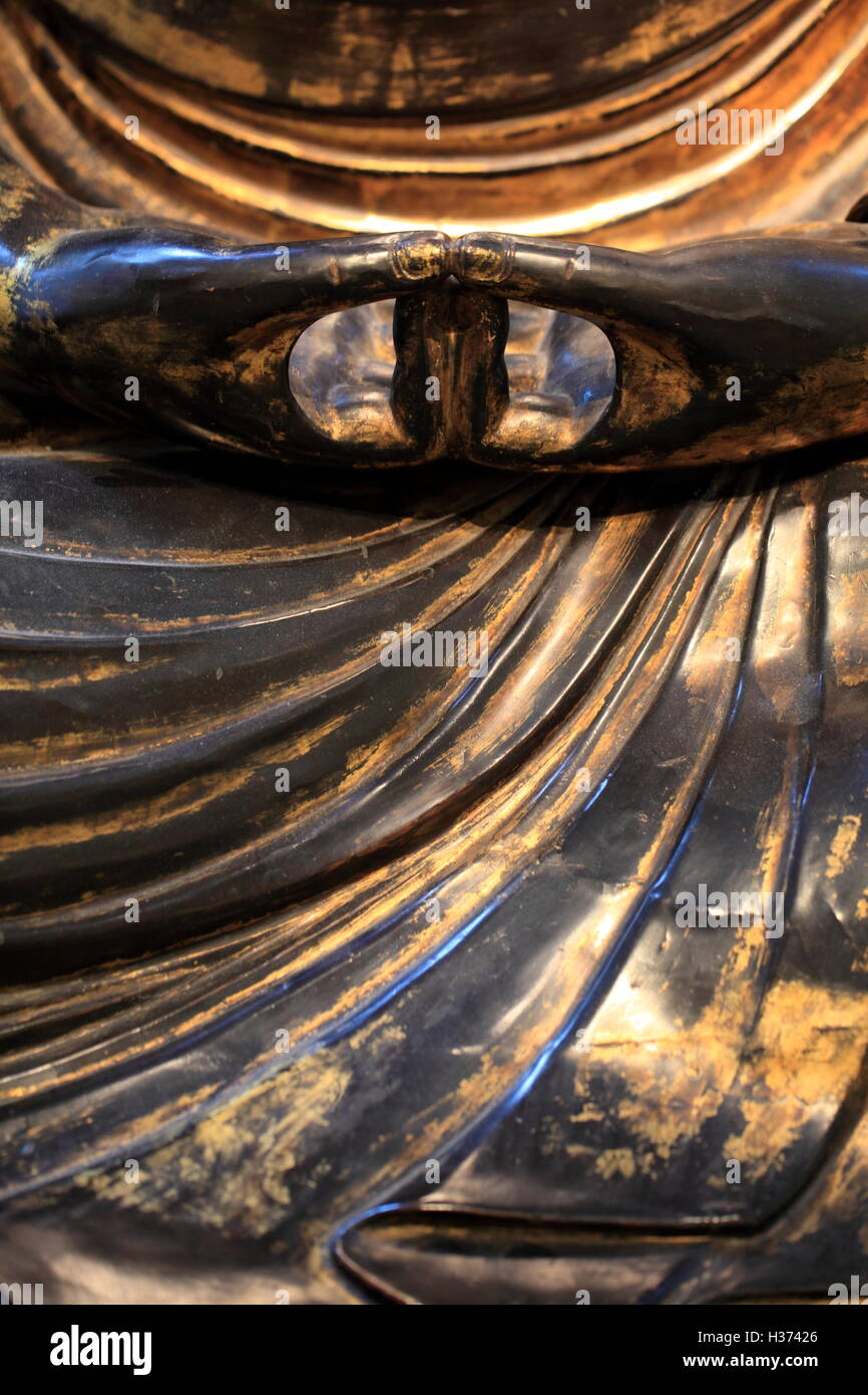 Una chiusa la vista delle mani di un antico giapponese Buddha Amida display in Galeries du Pantheon bouddhique del museo Guimet Pa Foto Stock