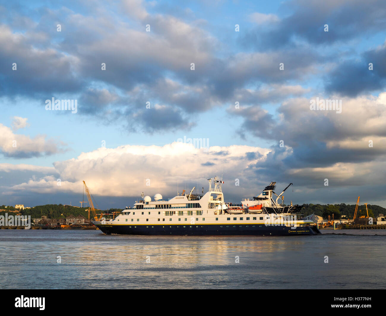 Il National Geographic Orion la crociera lungo il fiume Garonne Foto Stock