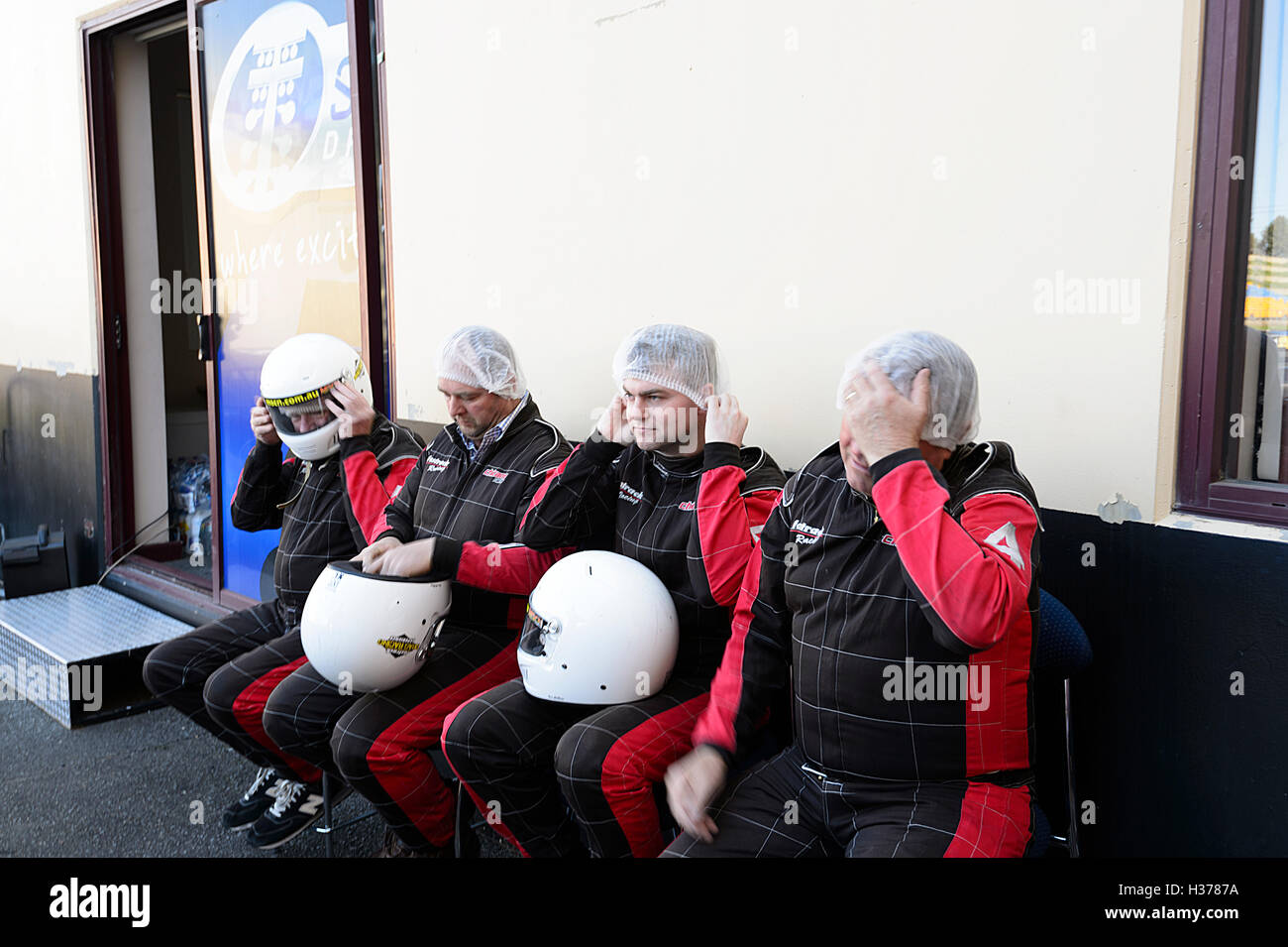 Gruppo di dragster concorrenti indossare la loro salute e la loro sicurezza net, Sydney Dragway, Eastern Creek, Nuovo Galles del Sud, NSW, Australia Foto Stock