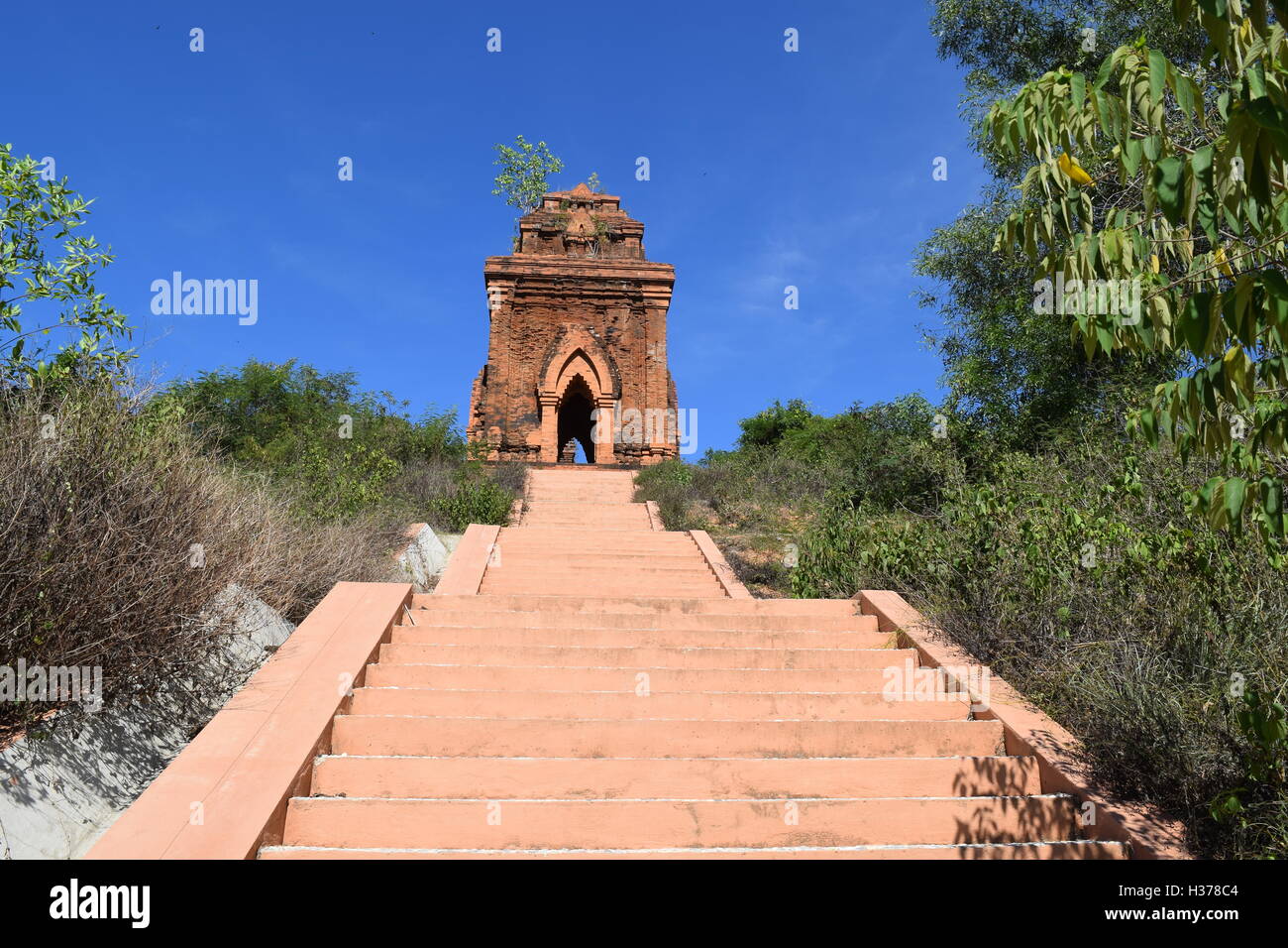 Antichi mattoni Cham Banh che la torre e la pagoda di Quy Nhon, Vietnam Foto Stock