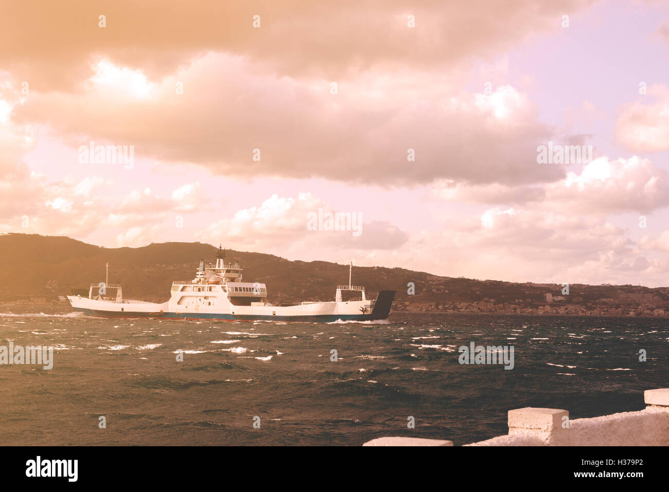 Messina Italia 17 gennaio 2016 Nave traghetto con molti turisti e a bordo di vetture. Questa nave connectis Calabria e Sicilia a stretto Foto Stock