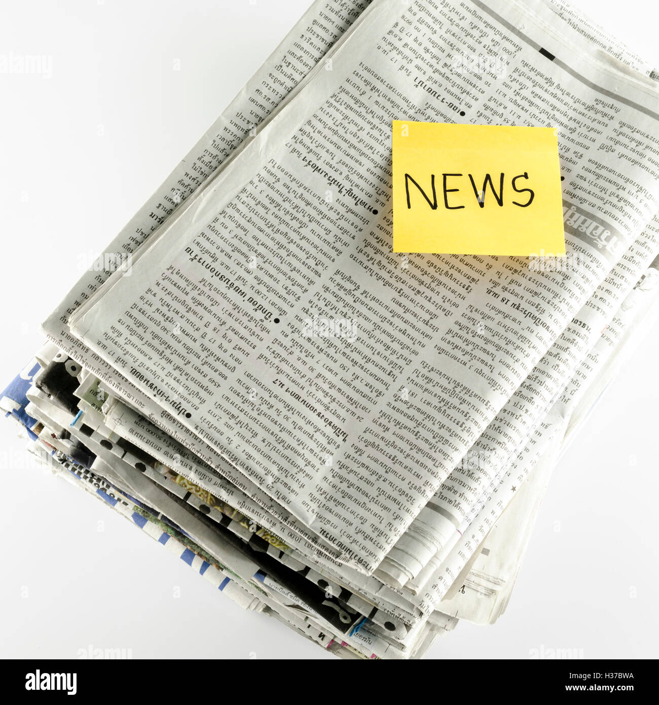 Pila di giornale con post-it notizie di scrittura parola Foto Stock