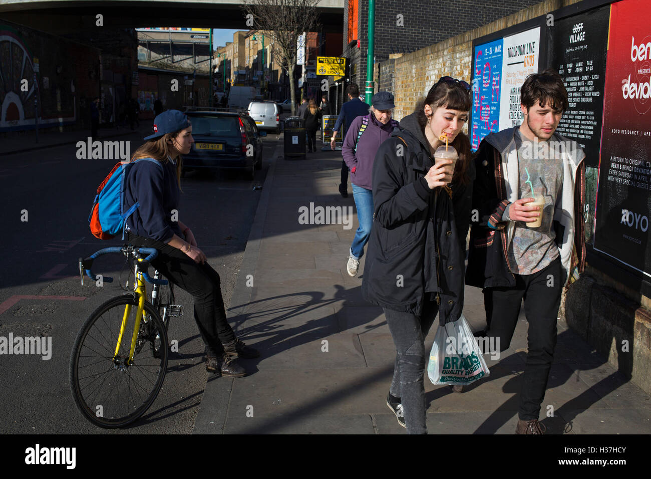 Brick Lane in Shoreditch è praticamente l'epicentro di stile street fashion in Londra, Regno Unito. Con una storia inveterata di vintage e stile bohemien, questa è la zona di venire a se si desidera trovare il modo in cui i pionieri di fortuna di cool farlo. Gettato insieme, alcuni più considerato, o facilmente elegante vestiti sono sempre in mostra. Foto Stock Brick Lane in Shoreditch è praticamente l'epicentro di stile street fashion in Londra, Regno Unito. Con una storia inveterata di vintage e stile bohemien, questa è la zona di venire a se si desidera trovare il modo in cui i pionieri di fortuna di cool farlo. Gettato insieme, alcuni più considerato, o facilmente elegante vestiti sono sempre in mostra. Foto Stock