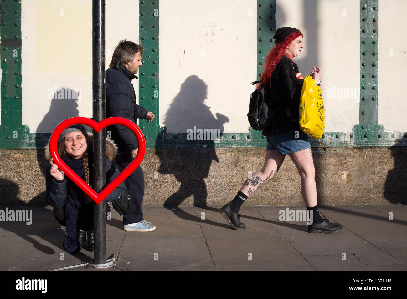 Brick Lane in Shoreditch è praticamente l'epicentro di stile street fashion in Londra, Regno Unito. Con una storia inveterata di vintage e stile bohemien, questa è la zona di venire a se si desidera trovare il modo in cui i pionieri di fortuna di cool farlo. Gettato insieme, alcuni più considerato, o facilmente elegante vestiti sono sempre in mostra. Foto Stock Brick Lane in Shoreditch è praticamente l'epicentro di stile street fashion in Londra, Regno Unito. Con una storia inveterata di vintage e stile bohemien, questa è la zona di venire a se si desidera trovare il modo in cui i pionieri di fortuna di cool farlo. Gettato insieme, alcuni più considerato, o facilmente elegante vestiti sono sempre in mostra. Foto Stock