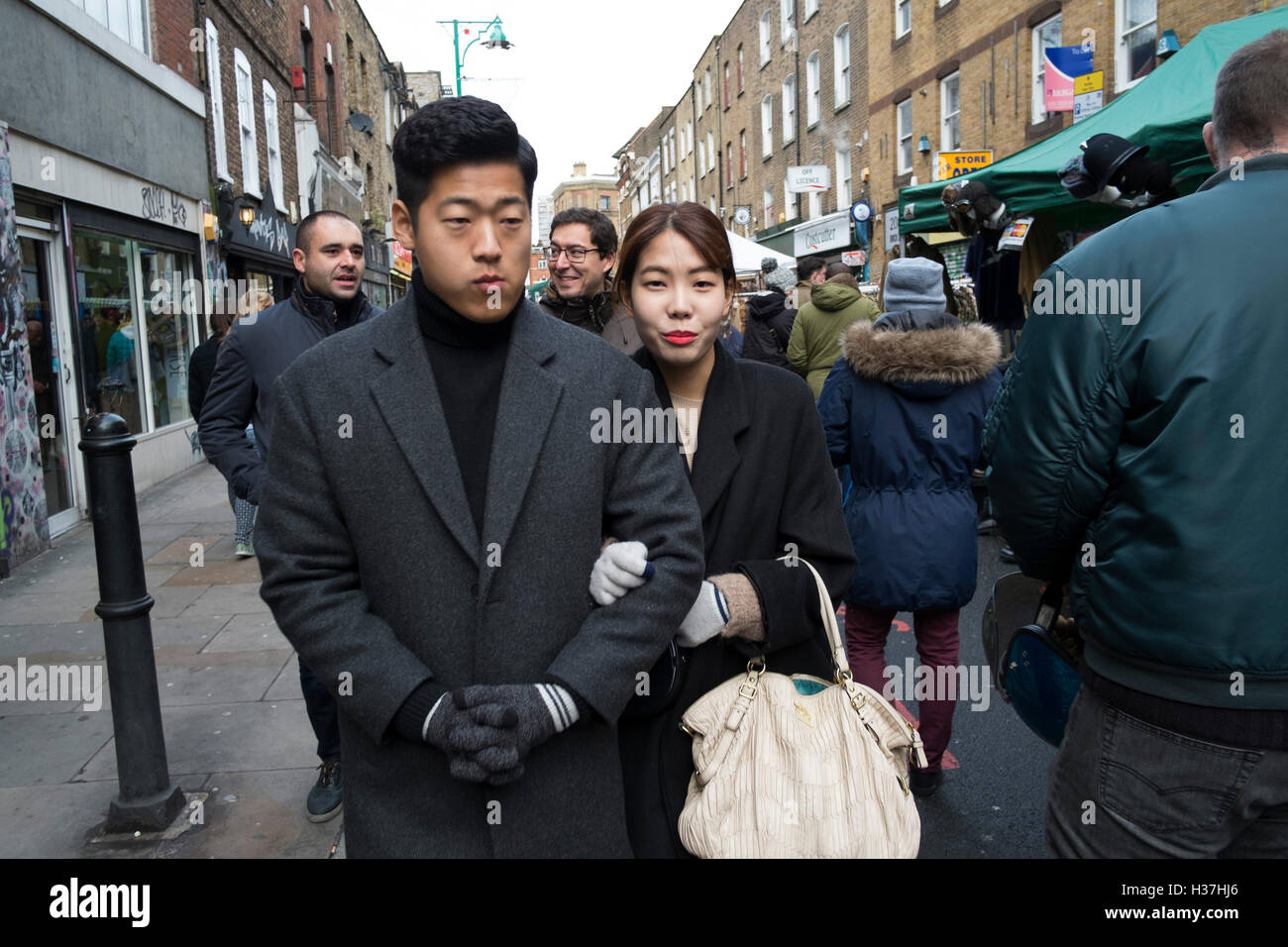 Brick Lane in Shoreditch è praticamente l'epicentro di stile street fashion in Londra, Regno Unito. Con una storia inveterata di vintage e stile bohemien, questa è la zona di venire a se si desidera trovare il modo in cui i pionieri di fortuna di cool farlo. Gettato insieme, alcuni più considerato, o facilmente elegante vestiti sono sempre in mostra. Foto Stock Brick Lane in Shoreditch è praticamente l'epicentro di stile street fashion in Londra, Regno Unito. Con una storia inveterata di vintage e stile bohemien, questa è la zona di venire a se si desidera trovare il modo in cui i pionieri di fortuna di cool farlo. Gettato insieme, alcuni più considerato, o facilmente elegante vestiti sono sempre in mostra. Foto Stock