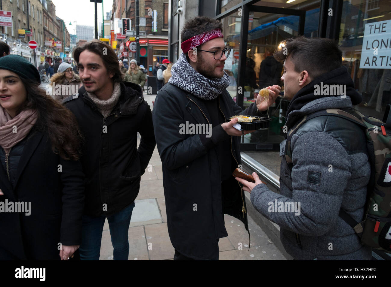 Brick Lane in Shoreditch è praticamente l'epicentro di stile street fashion in Londra, Regno Unito. Con una storia inveterata di vintage e stile bohemien, questa è la zona di venire a se si desidera trovare il modo in cui i pionieri di fortuna di cool farlo. Gettato insieme, alcuni più considerato, o facilmente elegante vestiti sono sempre in mostra. Foto Stock Brick Lane in Shoreditch è praticamente l'epicentro di stile street fashion in Londra, Regno Unito. Con una storia inveterata di vintage e stile bohemien, questa è la zona di venire a se si desidera trovare il modo in cui i pionieri di fortuna di cool farlo. Gettato insieme, alcuni più considerato, o facilmente elegante vestiti sono sempre in mostra. Foto Stock
