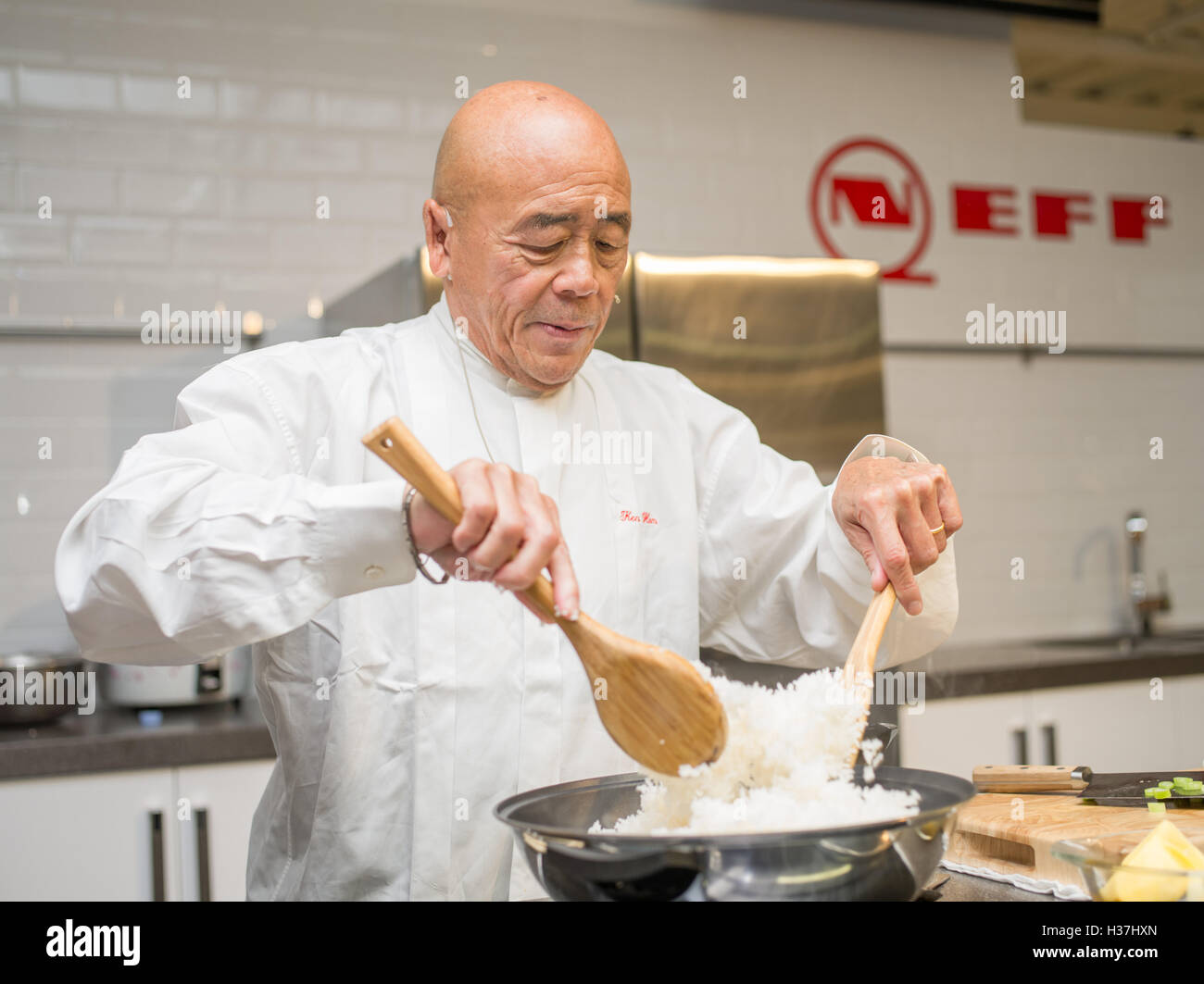 Lo Chef Ken Hom durante una dimostrazione in negozio Leekes a Coventry, Regno Unito. Foto Stock