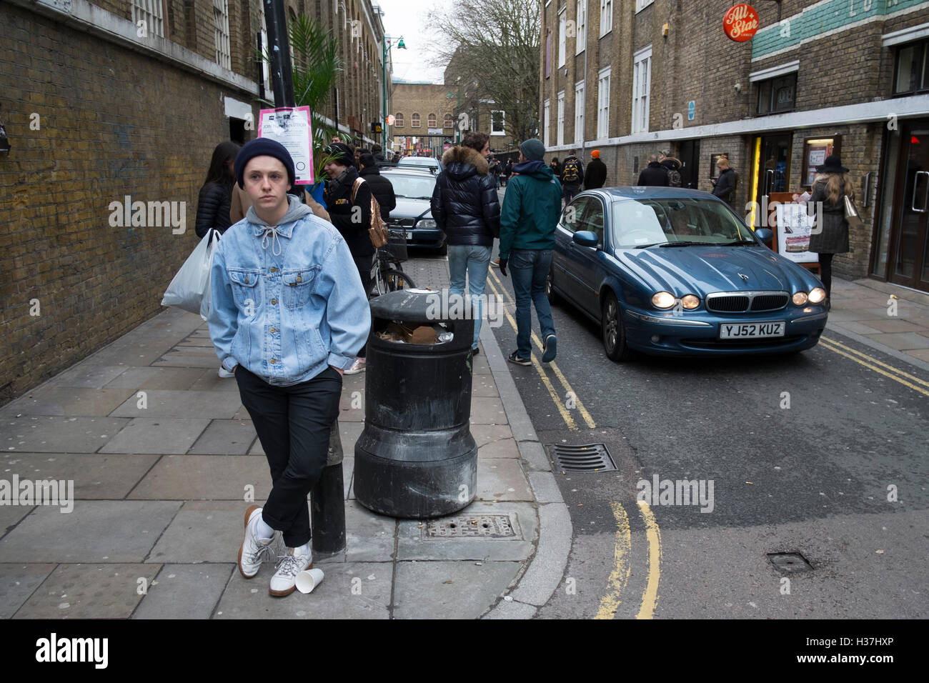 Brick Lane in Shoreditch è praticamente l'epicentro di stile street fashion in Londra, Regno Unito. Con una storia inveterata di vintage e stile bohemien, questa è la zona di venire a se si desidera trovare il modo in cui i pionieri di fortuna di cool farlo. Gettato insieme, alcuni più considerato, o facilmente elegante vestiti sono sempre in mostra. Foto Stock Brick Lane in Shoreditch è praticamente l'epicentro di stile street fashion in Londra, Regno Unito. Con una storia inveterata di vintage e stile bohemien, questa è la zona di venire a se si desidera trovare il modo in cui i pionieri di fortuna di cool farlo. Gettato insieme, alcuni più considerato, o facilmente elegante vestiti sono sempre in mostra. Foto Stock