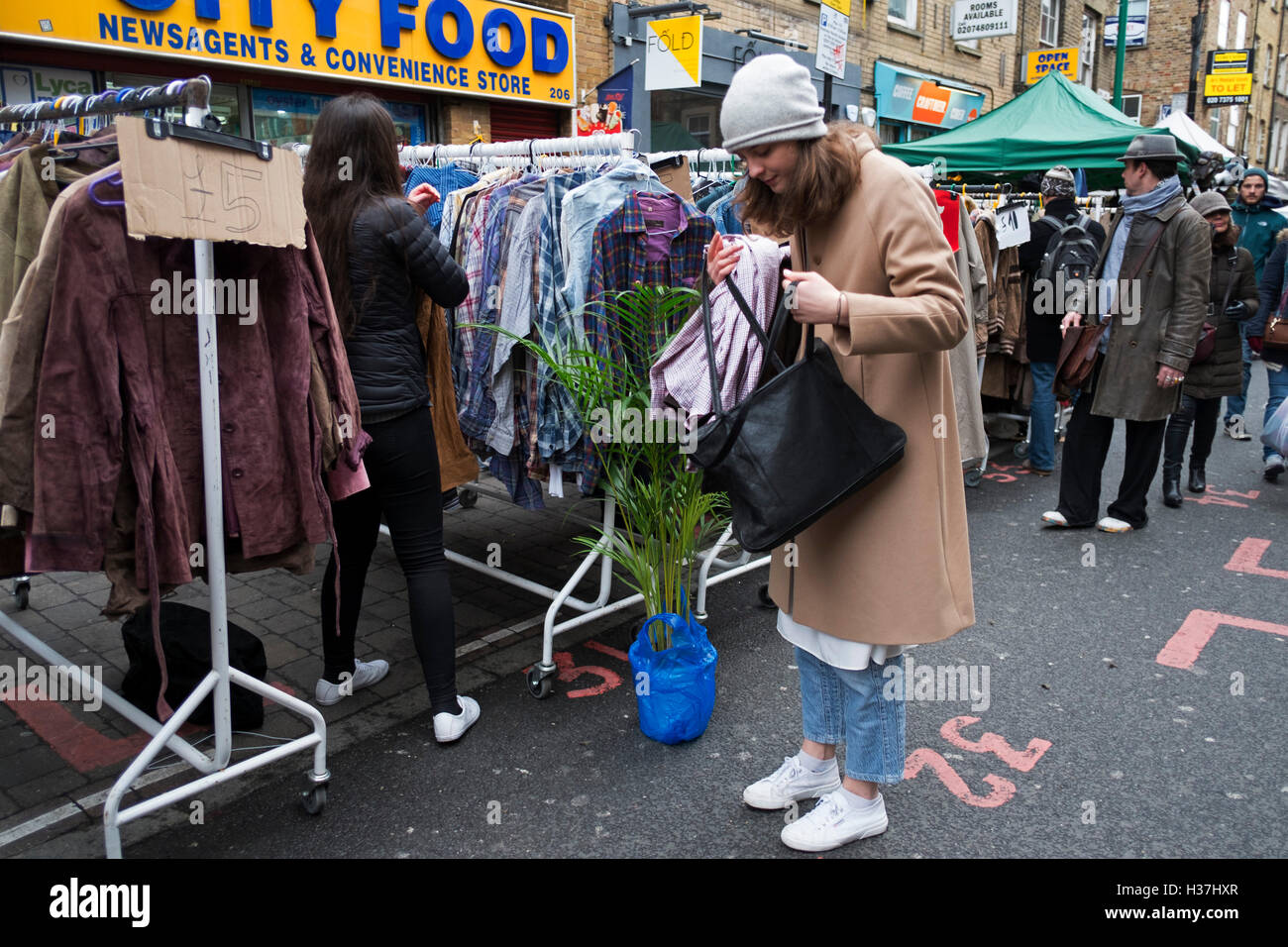 Brick Lane in Shoreditch è praticamente l'epicentro di stile street fashion in Londra, Regno Unito. Con una storia inveterata di vintage e stile bohemien, questa è la zona di venire a se si desidera trovare il modo in cui i pionieri di fortuna di cool farlo. Gettato insieme, alcuni più considerato, o facilmente elegante vestiti sono sempre in mostra. Foto Stock Brick Lane in Shoreditch è praticamente l'epicentro di stile street fashion in Londra, Regno Unito. Con una storia inveterata di vintage e stile bohemien, questa è la zona di venire a se si desidera trovare il modo in cui i pionieri di fortuna di cool farlo. Gettato insieme, alcuni più considerato, o facilmente elegante vestiti sono sempre in mostra. Foto Stock