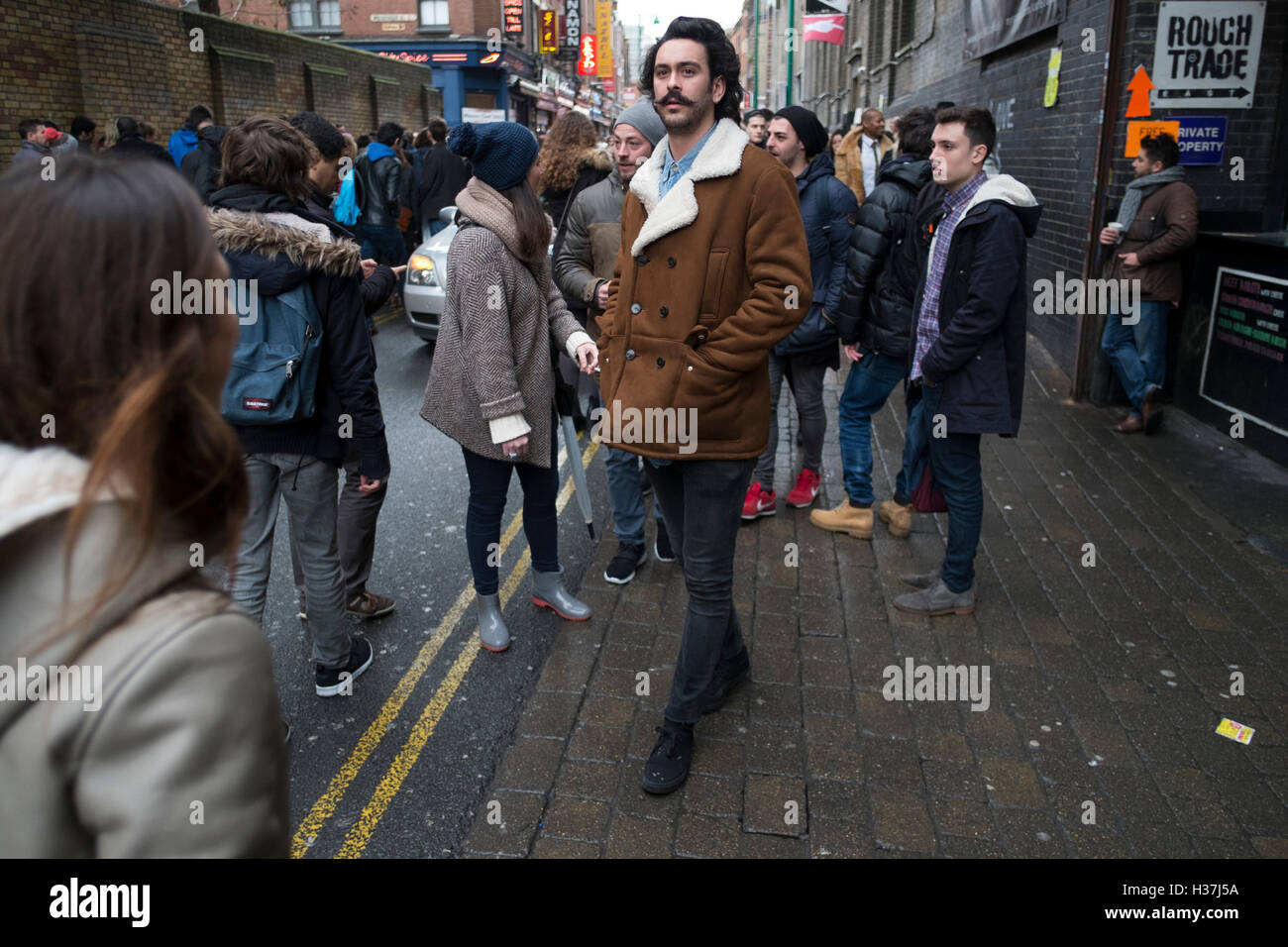 Brick Lane in Shoreditch è praticamente l'epicentro di stile street fashion in Londra, Regno Unito. Con una storia inveterata di vintage e stile bohemien, questa è la zona di venire a se si desidera trovare il modo in cui i pionieri di fortuna di cool farlo. Gettato insieme, alcuni più considerato, o facilmente elegante vestiti sono sempre in mostra. Foto Stock Brick Lane in Shoreditch è praticamente l'epicentro di stile street fashion in Londra, Regno Unito. Con una storia inveterata di vintage e stile bohemien, questa è la zona di venire a se si desidera trovare il modo in cui i pionieri di fortuna di cool farlo. Gettato insieme, alcuni più considerato, o facilmente elegante vestiti sono sempre in mostra. Foto Stock