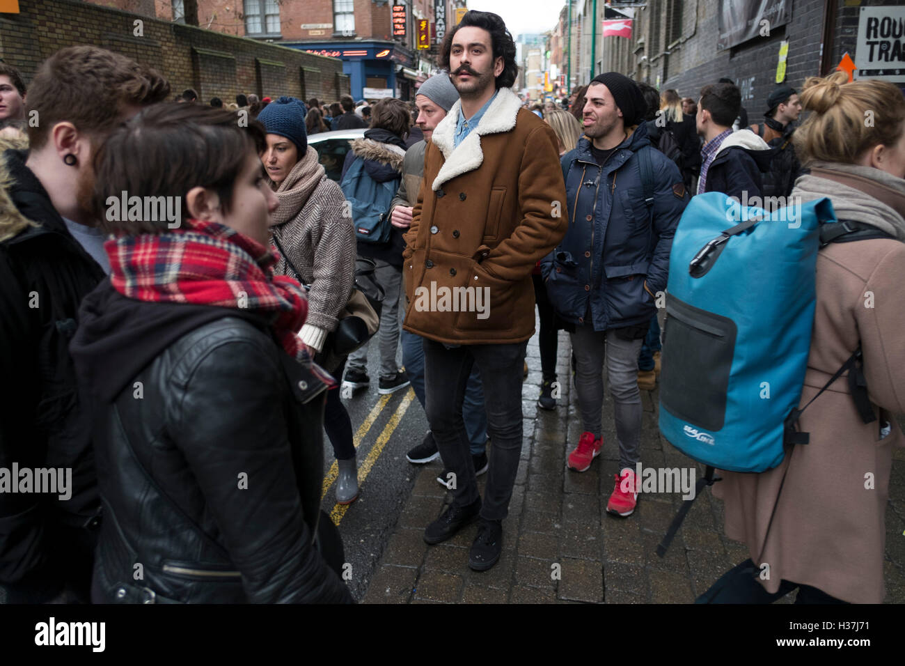 Brick Lane in Shoreditch è praticamente l'epicentro di stile street fashion in Londra, Regno Unito. Con una storia inveterata di vintage e stile bohemien, questa è la zona di venire a se si desidera trovare il modo in cui i pionieri di fortuna di cool farlo. Gettato insieme, alcuni più considerato, o facilmente elegante vestiti sono sempre in mostra. Foto Stock Brick Lane in Shoreditch è praticamente l'epicentro di stile street fashion in Londra, Regno Unito. Con una storia inveterata di vintage e stile bohemien, questa è la zona di venire a se si desidera trovare il modo in cui i pionieri di fortuna di cool farlo. Gettato insieme, alcuni più considerato, o facilmente elegante vestiti sono sempre in mostra. Foto Stock
