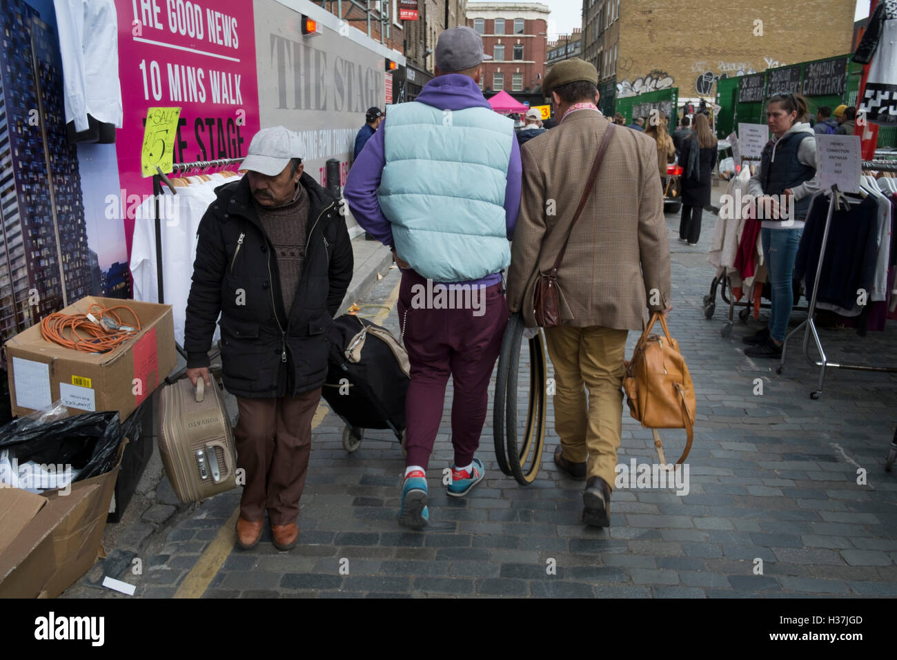 Brick Lane in Shoreditch è praticamente l'epicentro di stile street fashion in Londra, Regno Unito. Con una storia inveterata di vintage e stile bohemien, questa è la zona di venire a se si desidera trovare il modo in cui i pionieri di fortuna di cool farlo. Gettato insieme, alcuni più considerato, o facilmente elegante vestiti sono sempre in mostra. Foto Stock Brick Lane in Shoreditch è praticamente l'epicentro di stile street fashion in Londra, Regno Unito. Con una storia inveterata di vintage e stile bohemien, questa è la zona di venire a se si desidera trovare il modo in cui i pionieri di fortuna di cool farlo. Gettato insieme, alcuni più considerato, o facilmente elegante vestiti sono sempre in mostra. Foto Stock