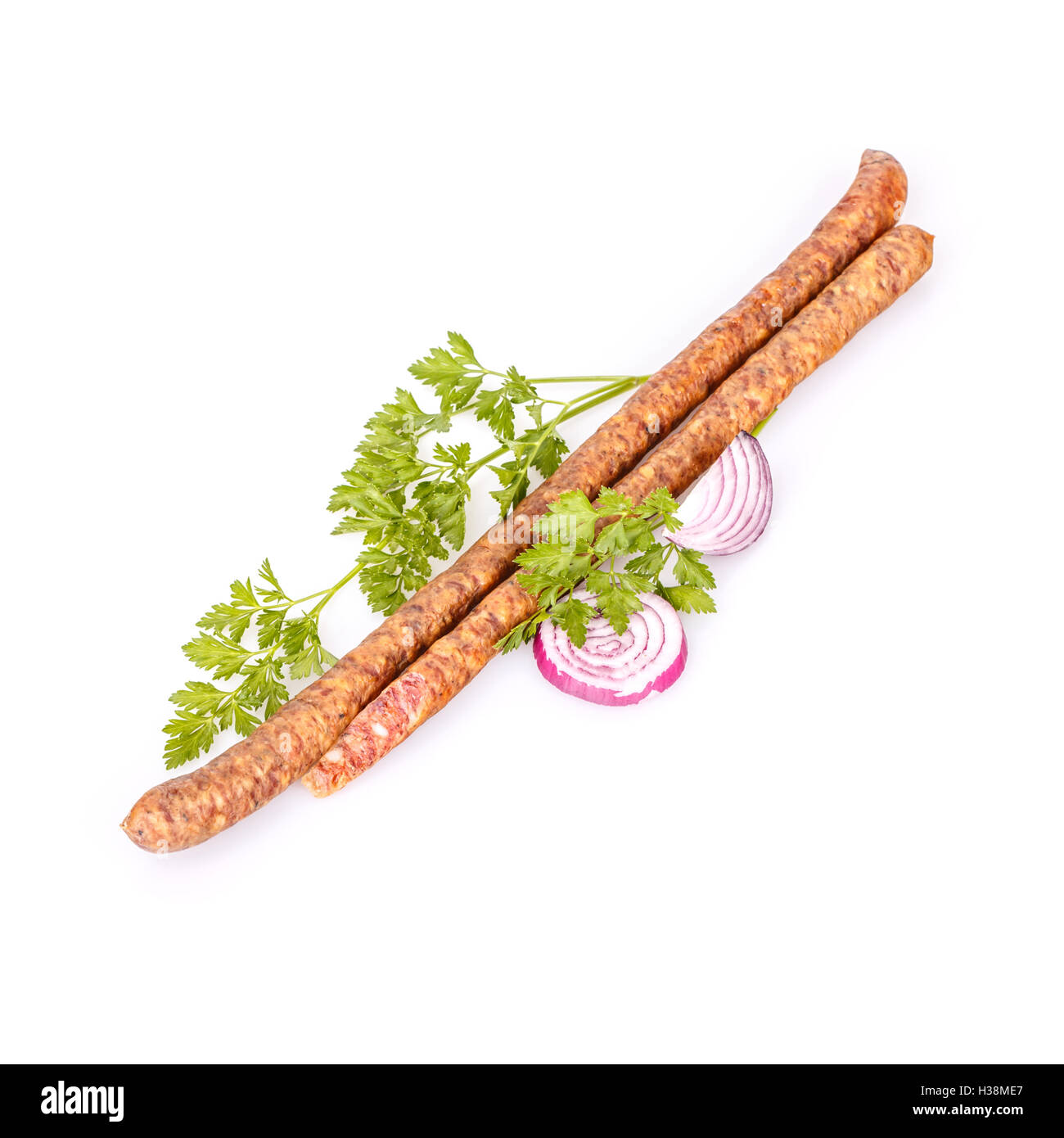 Salame salsiccia affumicata pezzo su sfondo bianco Foto Stock