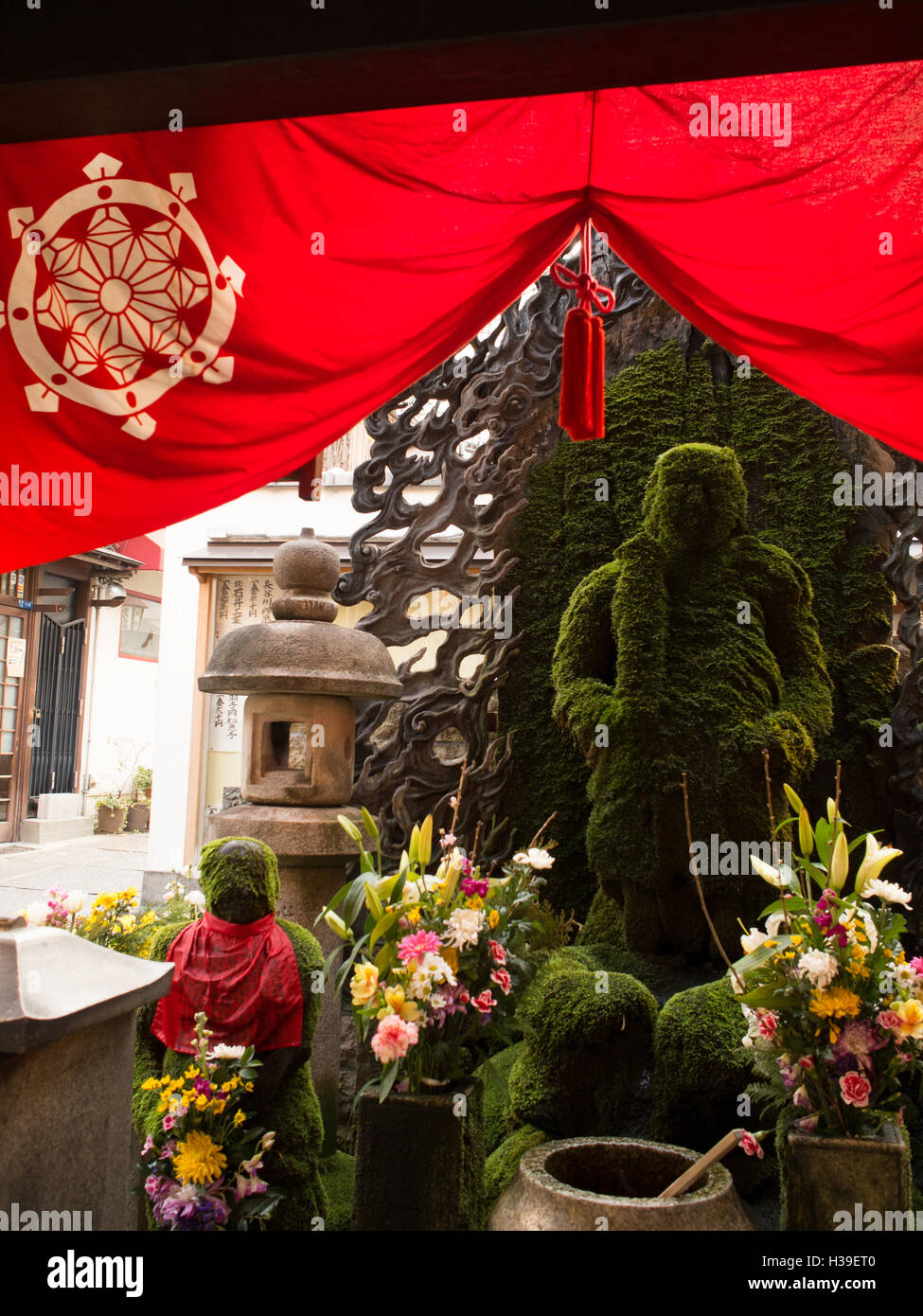 Coperte di muschio statua di Fudo Myoo al tempio Hozenji, Namba di Osaka, Giappone Foto Stock