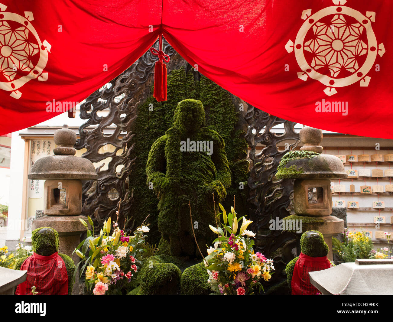 Coperte di muschio statua di Fudo Myoo al tempio Hozenji, Namba di Osaka, Giappone Foto Stock