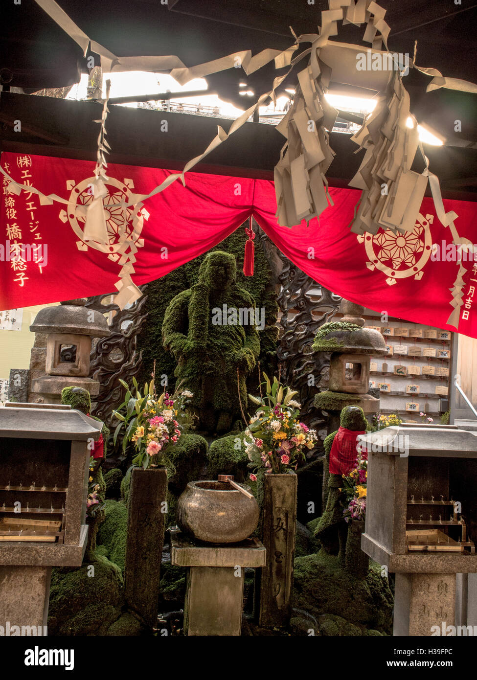 Coperte di muschio statua di Fudo Myoo al tempio Hozenji, Namba di Osaka, Giappone Foto Stock