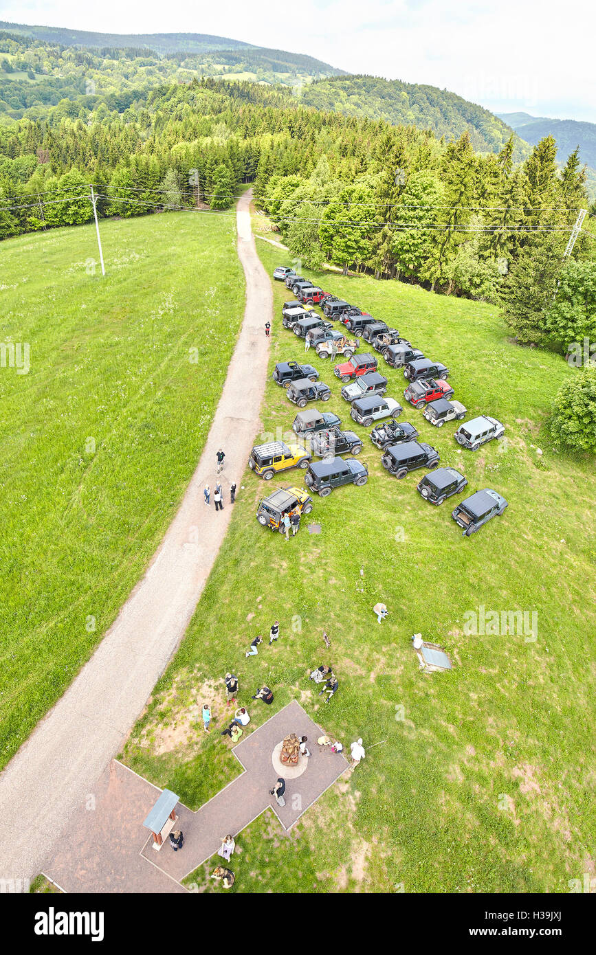 Babi, Repubblica Ceca - 28 Maggio 2016: jeep fuoristrada appassionati di automobili reunion e fare un picnic da La fortezza Stachelberg complesso. Foto Stock