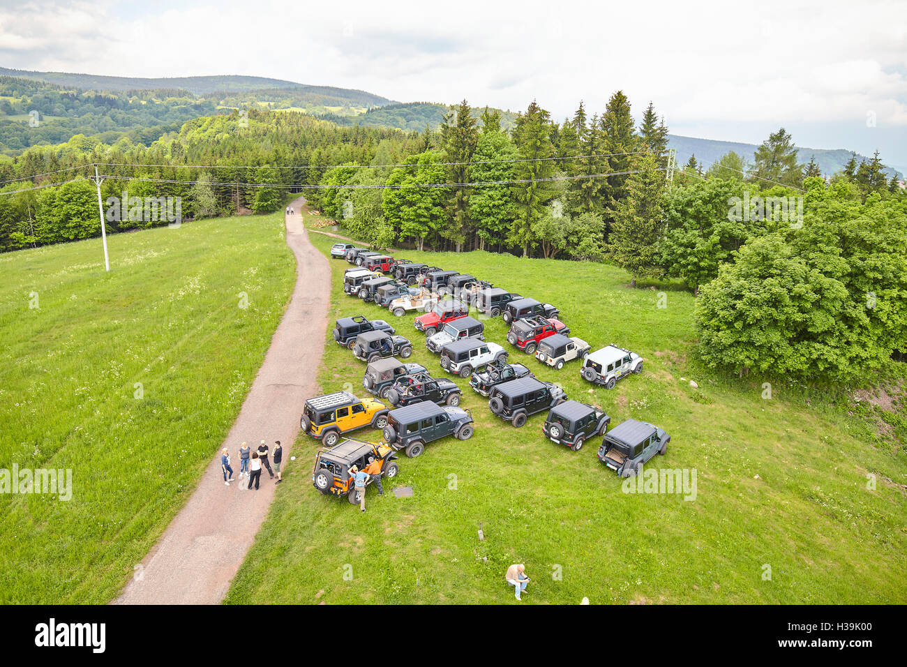 Babi, Repubblica Ceca - 28 Maggio 2016: jeep fuoristrada appassionati di automobili reunion e fare un picnic da La fortezza Stachelberg complesso. Foto Stock