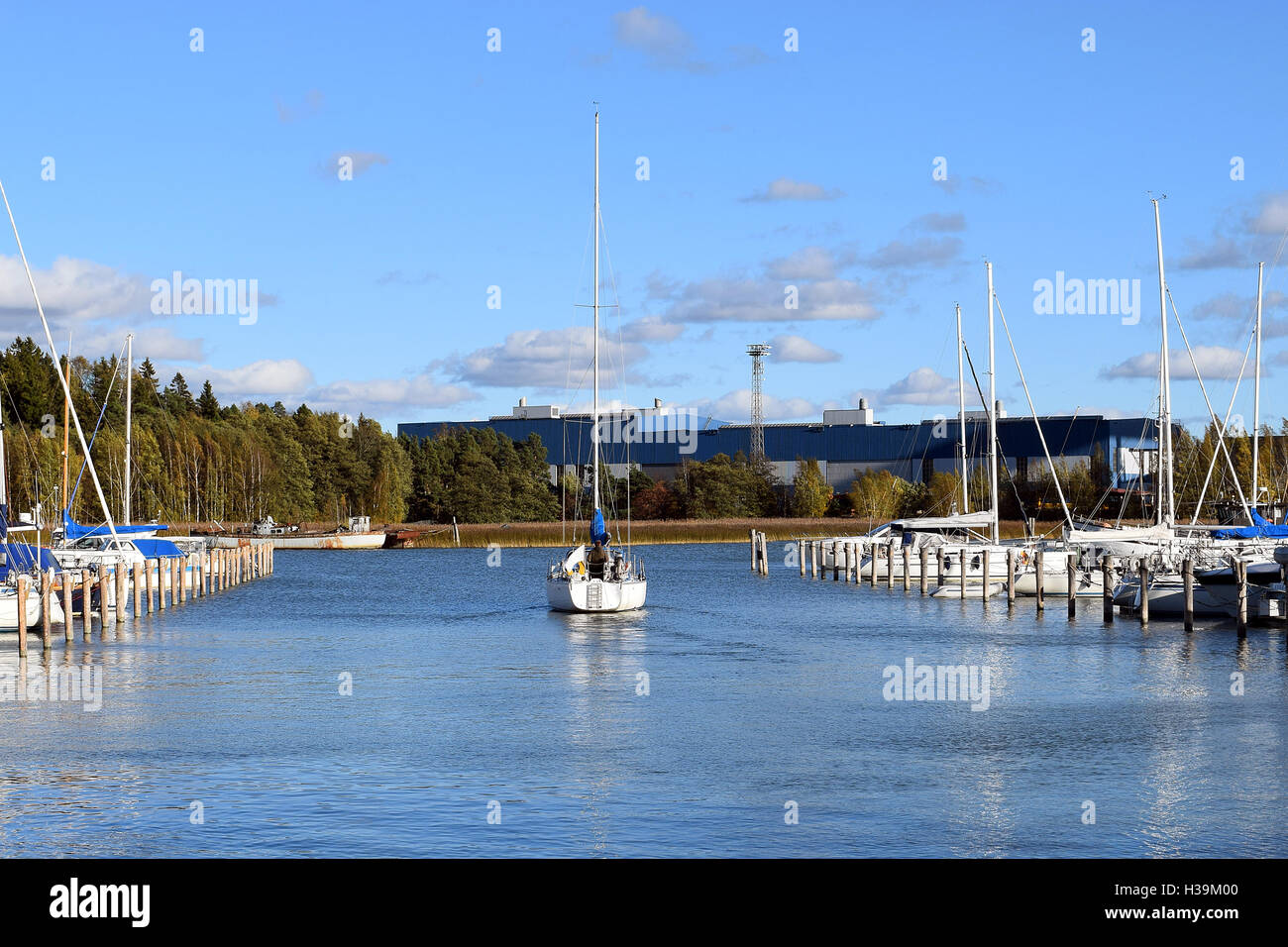 Barca a vela lasciando marina sul bellissimo tempo chiaro, Raisio, Finlandia Foto Stock