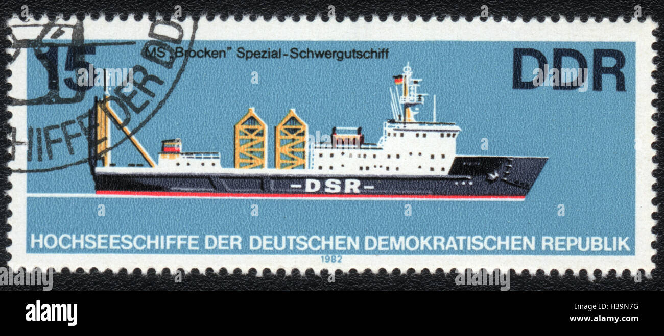 Un francobollo stampato in memoria DDR mostra speciale della nave il sollevamento pesante Brocken, dalla serie di navi oceaniche, circa 1982 Foto Stock