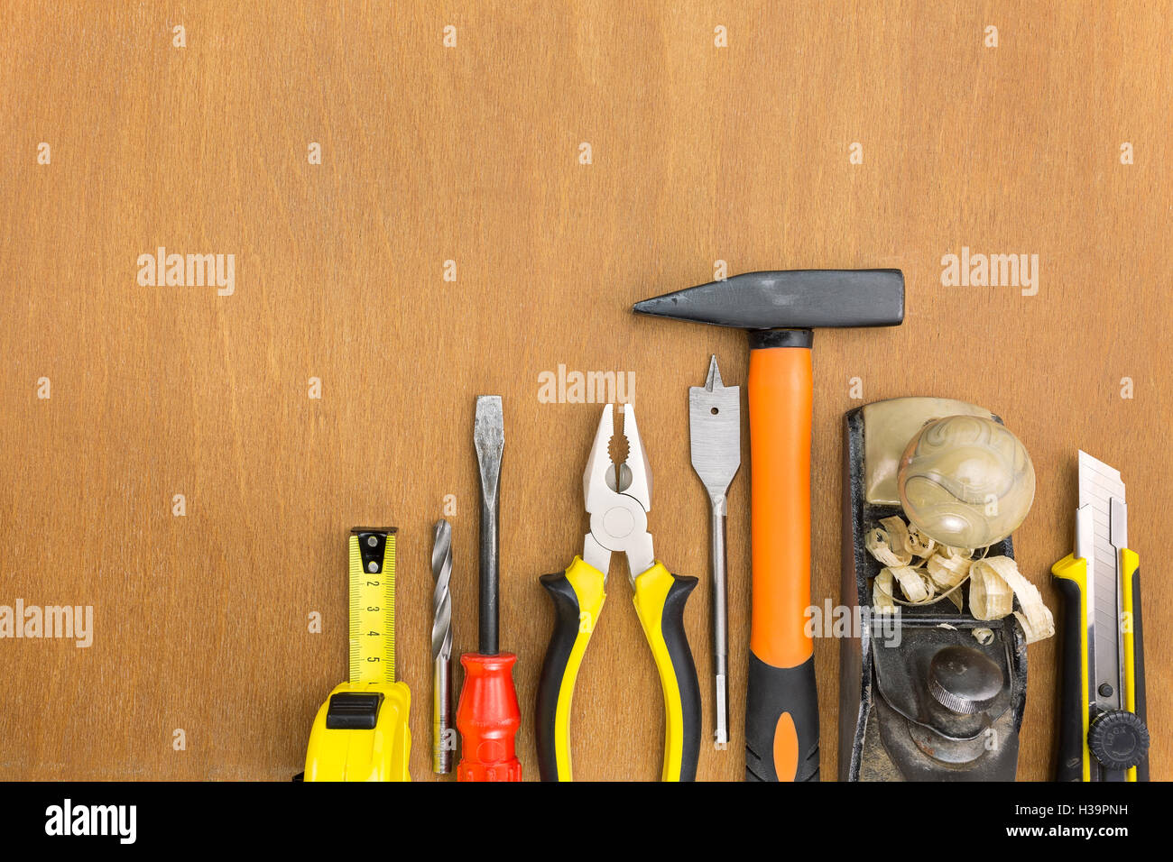 Set di strumenti di lavoro sul pannello di legno con uno sfondo con spazio di copia Foto Stock