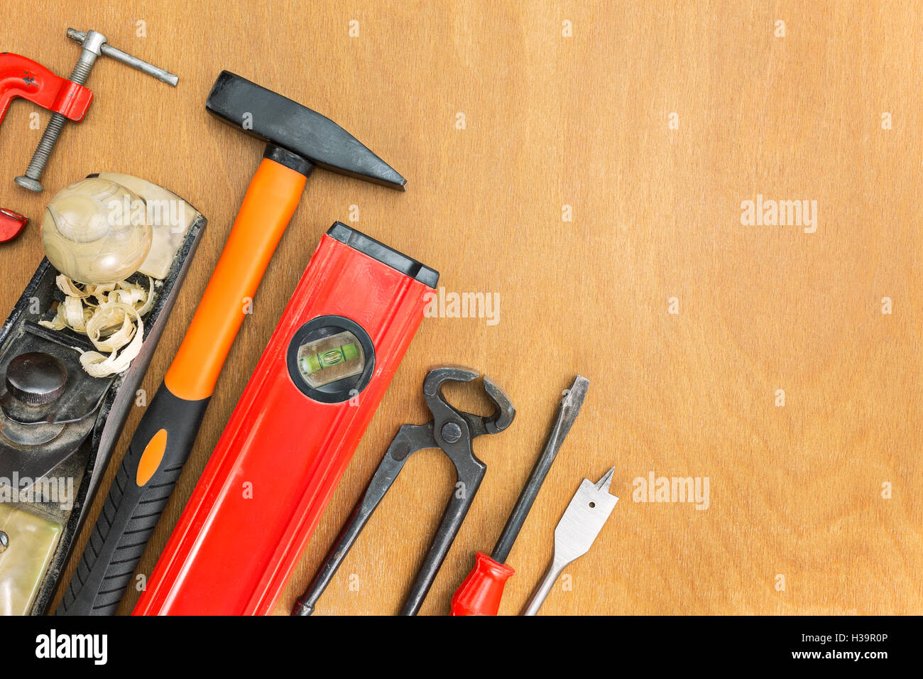 Un assortimento di costruzione degli strumenti di lavoro su sfondo di legno Foto Stock