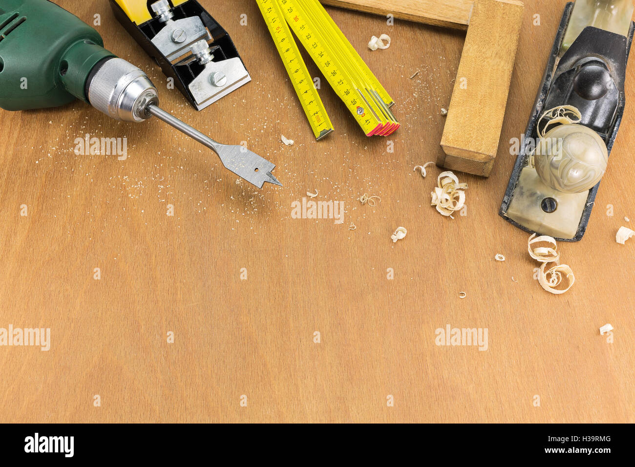 Falegname utensili con la rasatura su sfondo di legno Foto Stock