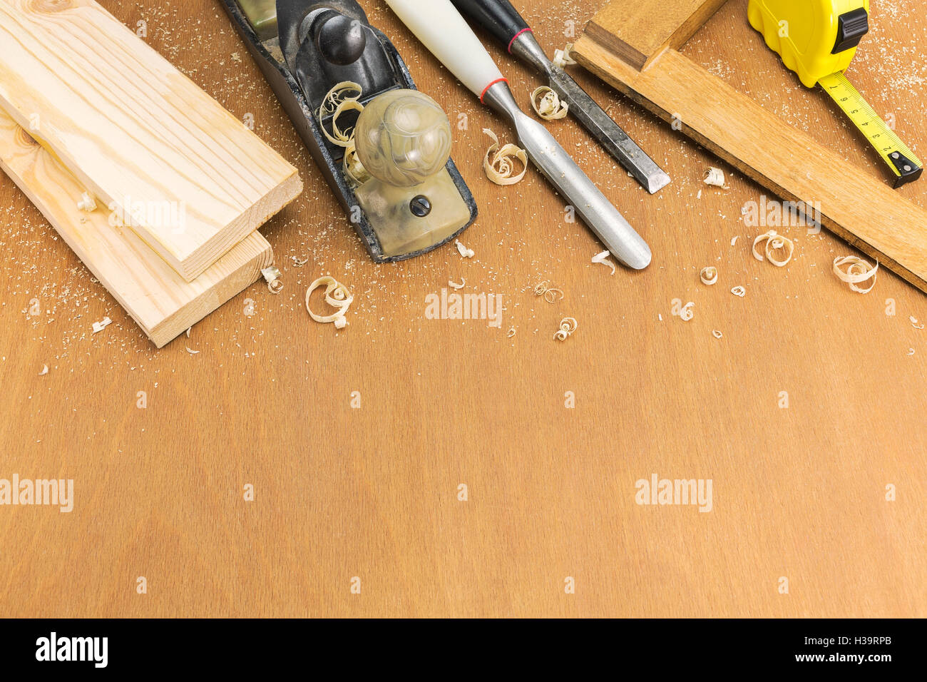 Piano Carpenter, scalpelli, regola pieghevole e tavole di legno Foto Stock